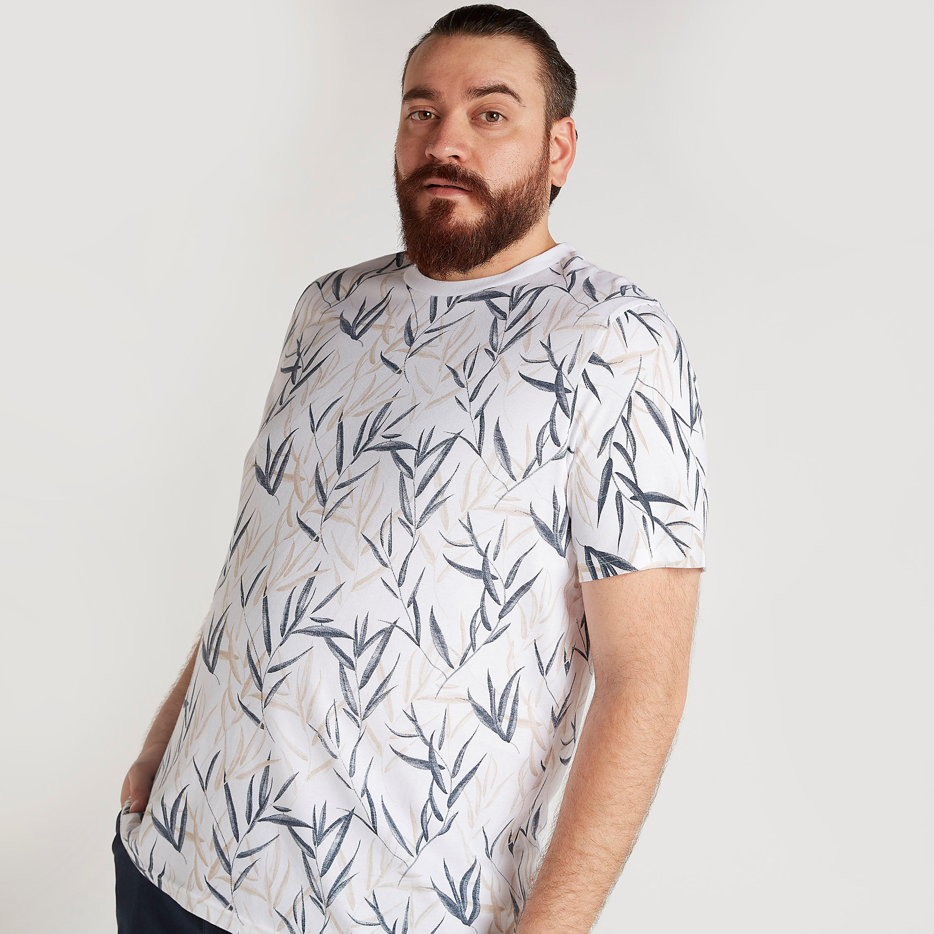 تيشيرت بياقة ضيّقة وأكمام قصيرة وطبعات-men-clothing-tshirtsandpolos-tshirts-image-1