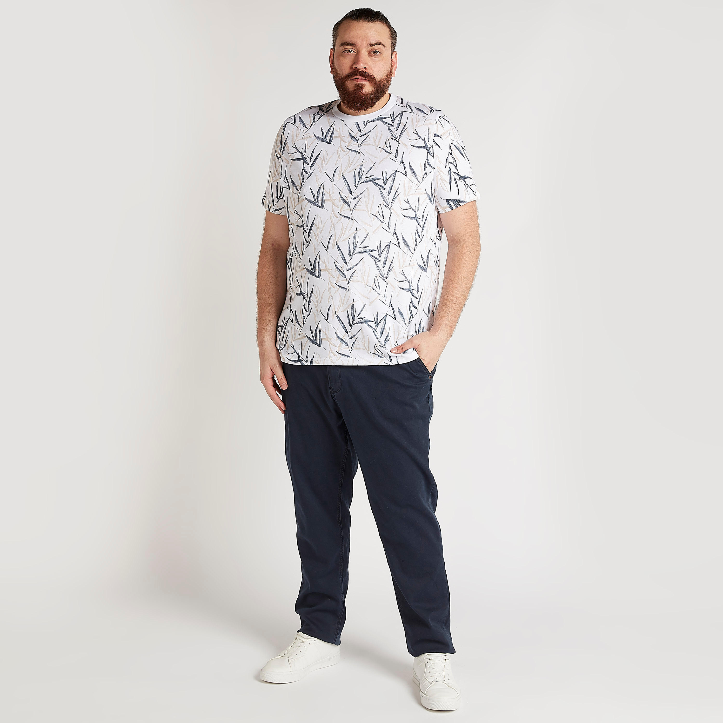 تيشيرت بياقة ضيّقة وأكمام قصيرة وطبعات-men-clothing-tshirtsandpolos-tshirts-image-2