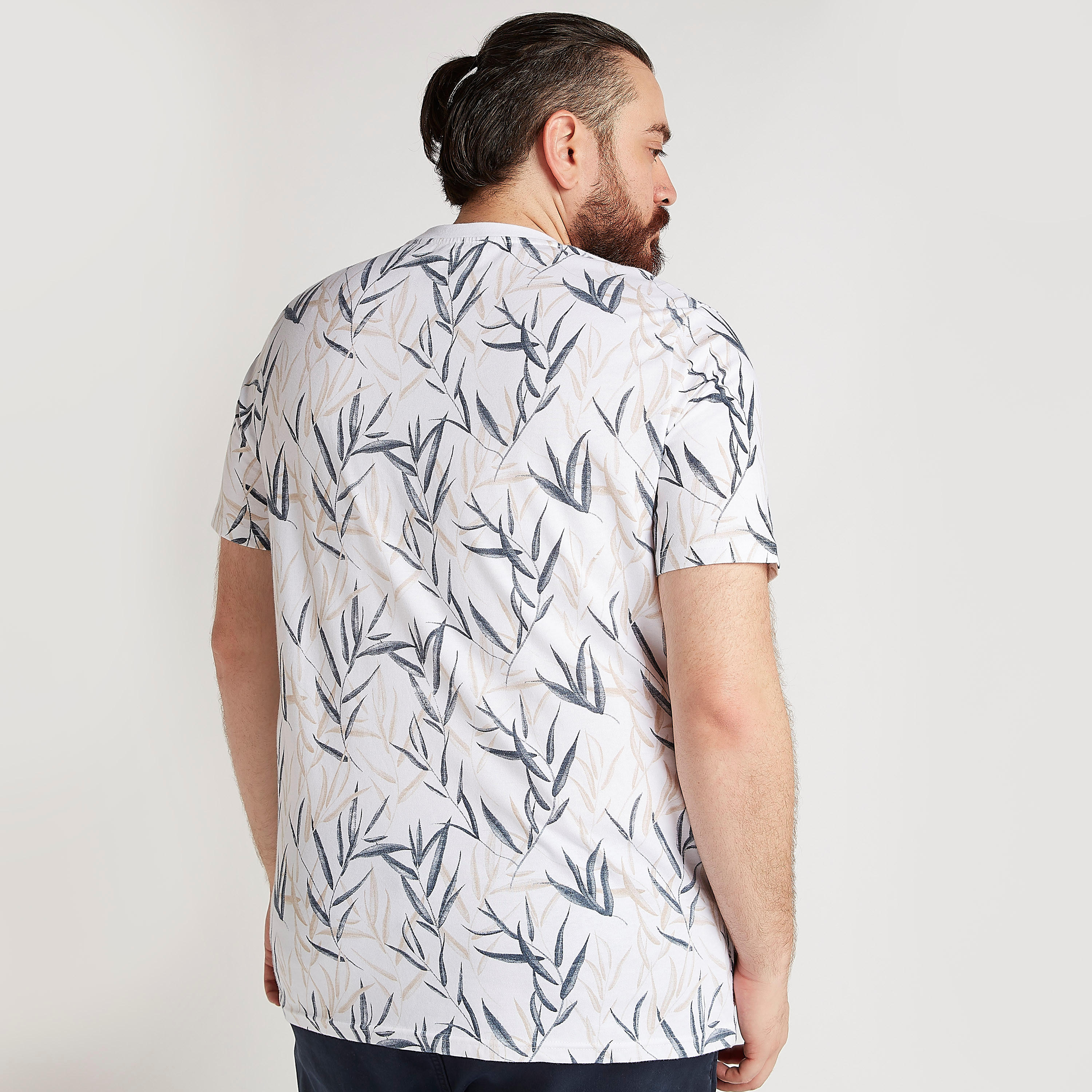 تيشيرت بياقة ضيّقة وأكمام قصيرة وطبعات-men-clothing-tshirtsandpolos-tshirts-image-4
