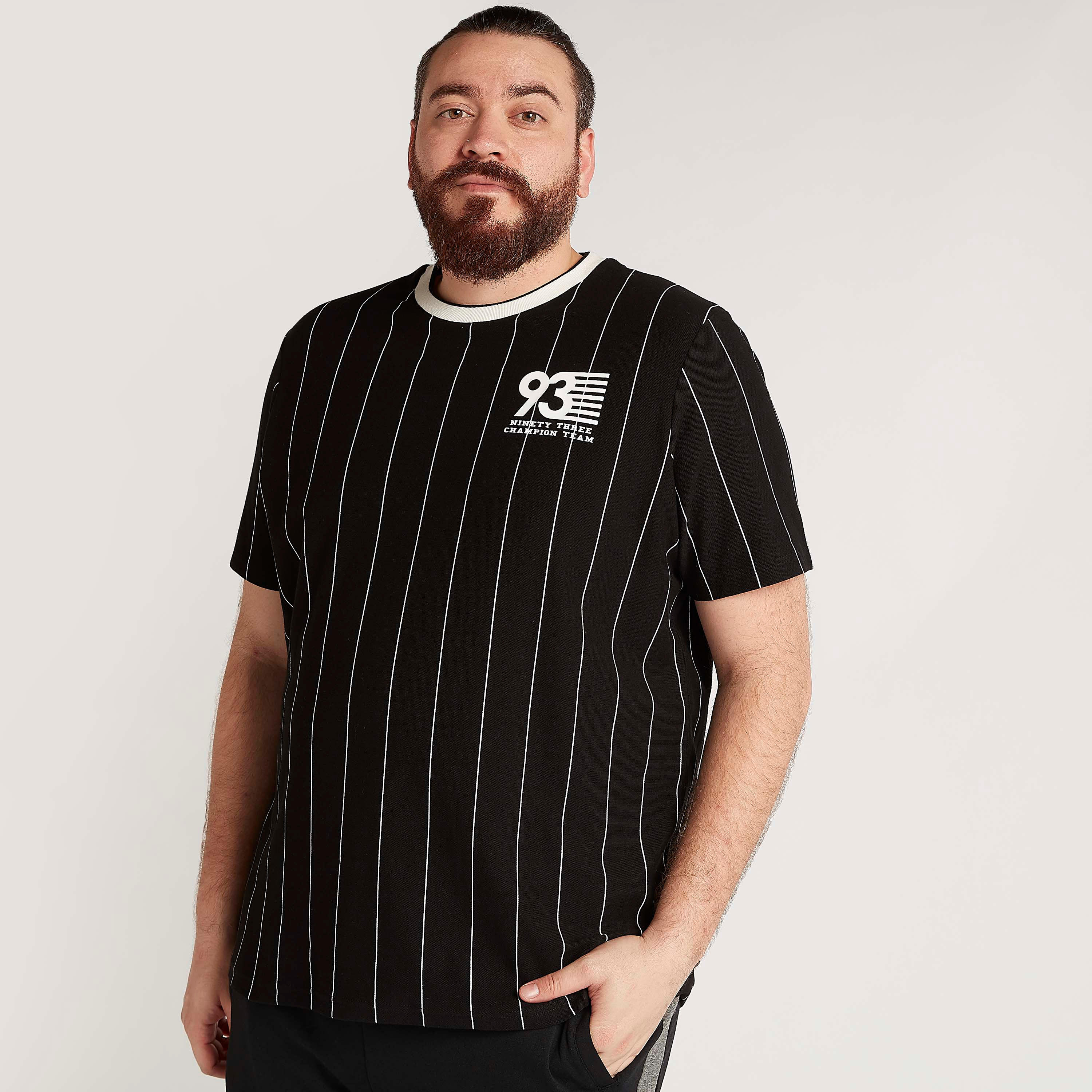 تيشيرت مخطّط بياقة ضيّقة وأكمام قصيرة-men-clothing-tshirtsandpolos-tshirts-image-1
