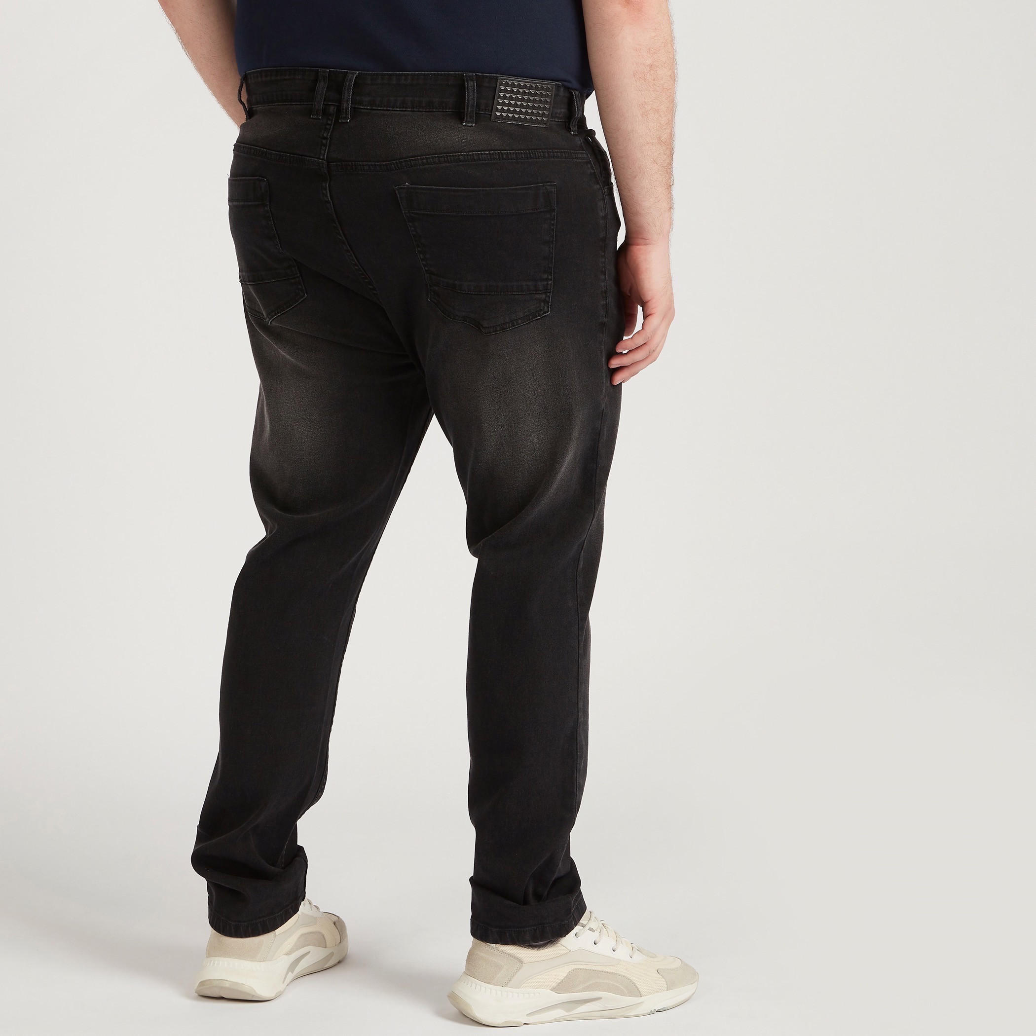 بنطلون جينز دنيم سادة بزر إغلاق وخصر متوسّط الارتفاع-men-clothing-bottoms-jeans-image-1