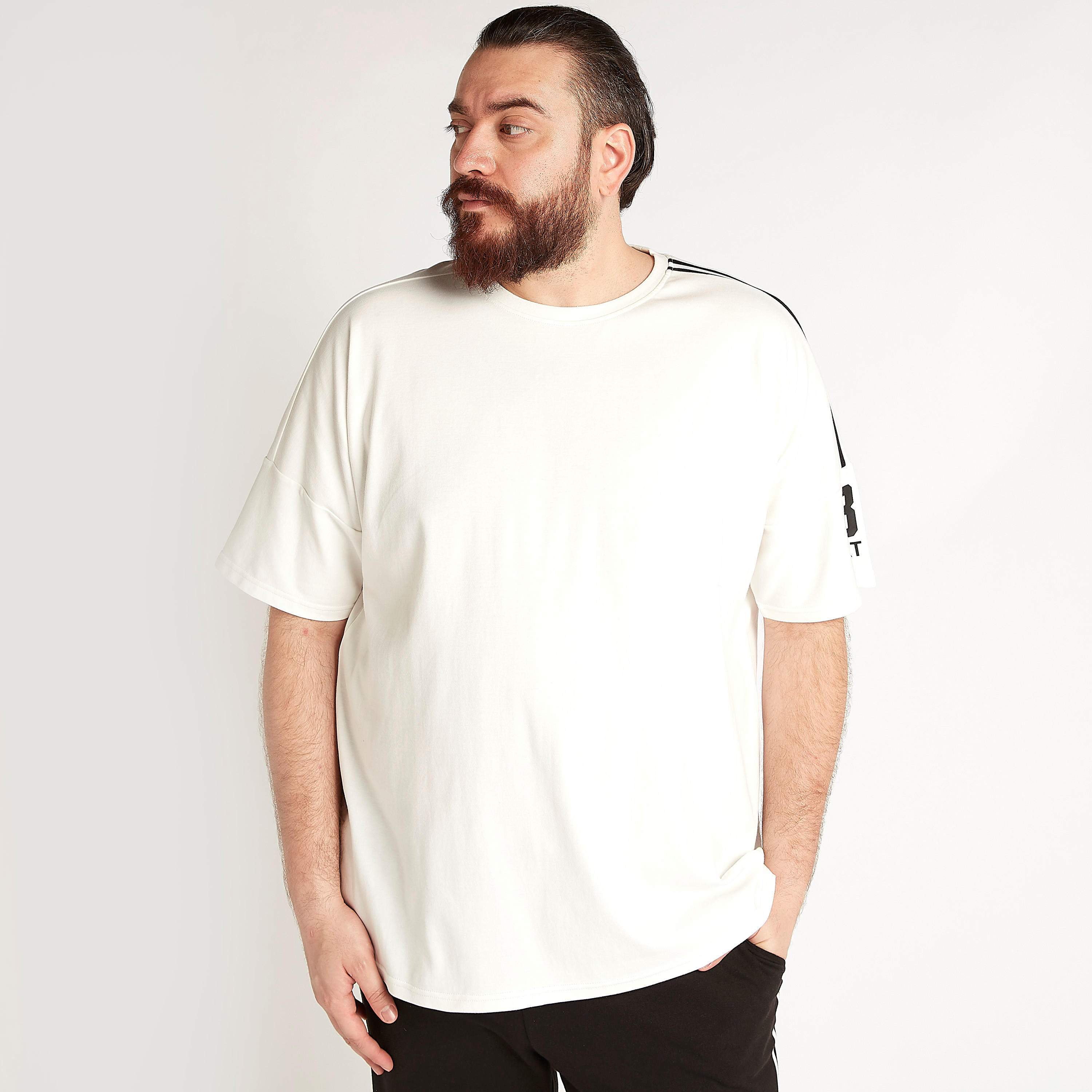 تيشيرت بياقة ضيّقة وأكمام قصيرة وطبعات-men-clothing-tshirtsandpolos-tshirts-image-1