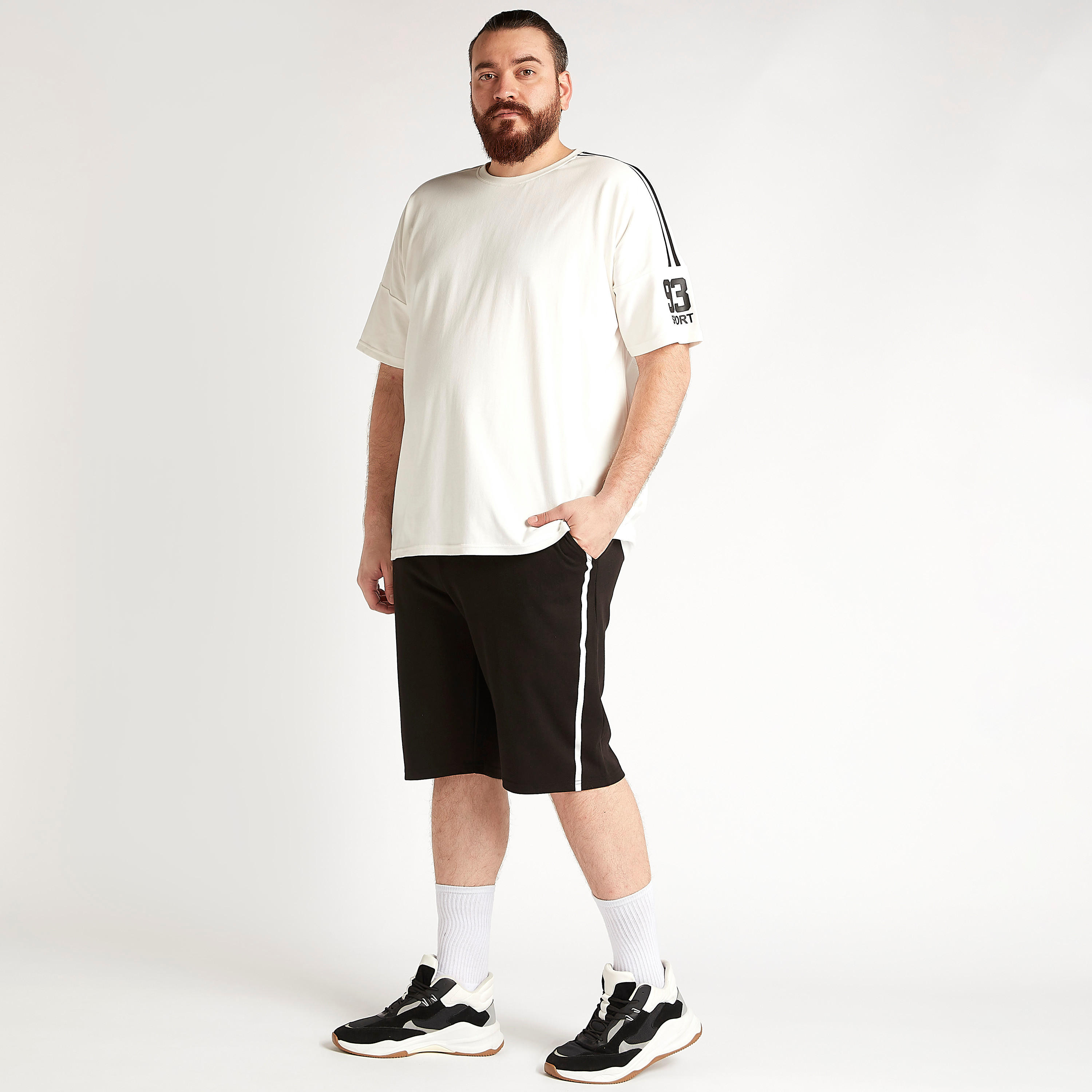 تيشيرت بياقة ضيّقة وأكمام قصيرة وطبعات-men-clothing-tshirtsandpolos-tshirts-image-2