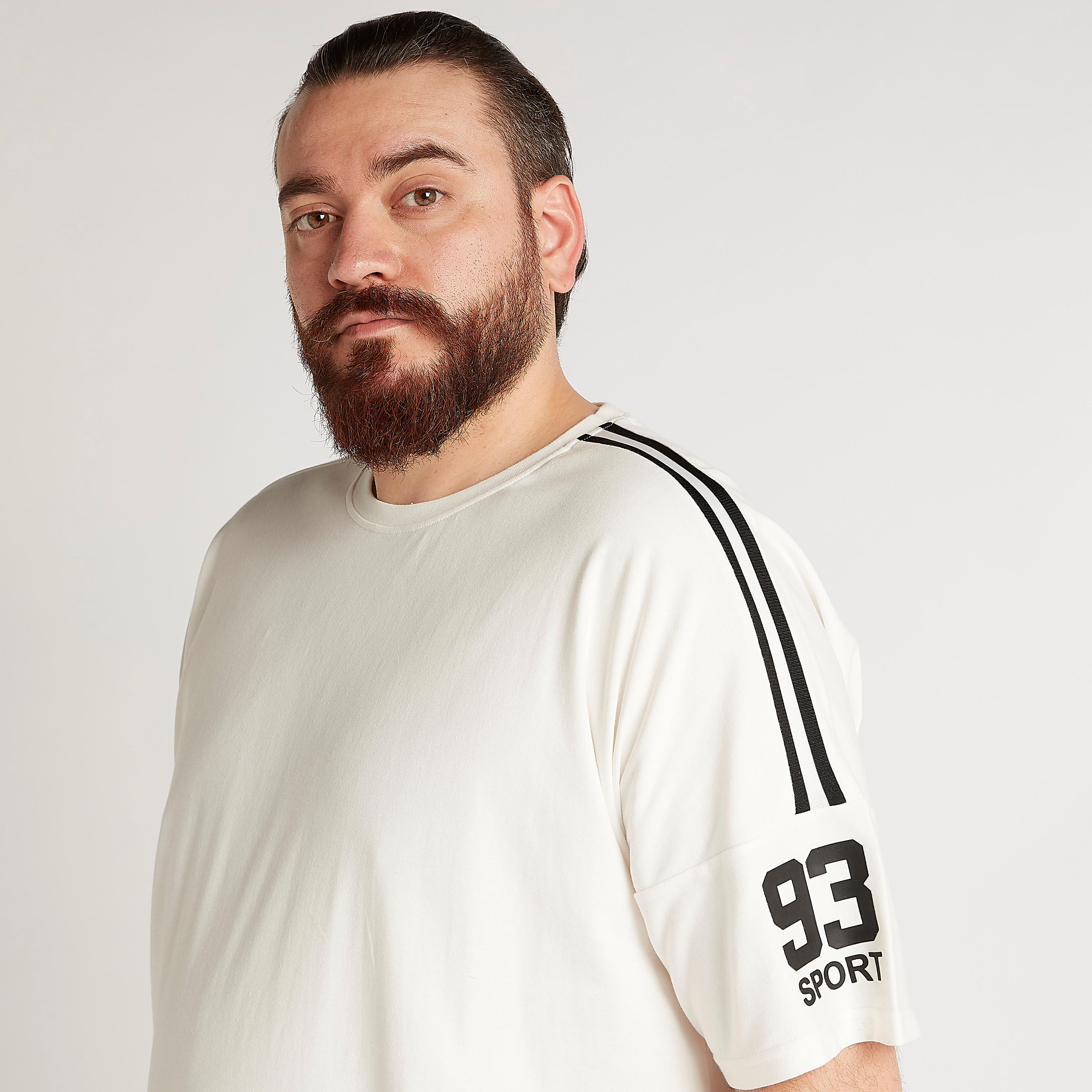 تيشيرت بياقة ضيّقة وأكمام قصيرة وطبعات-men-clothing-tshirtsandpolos-tshirts-image-3