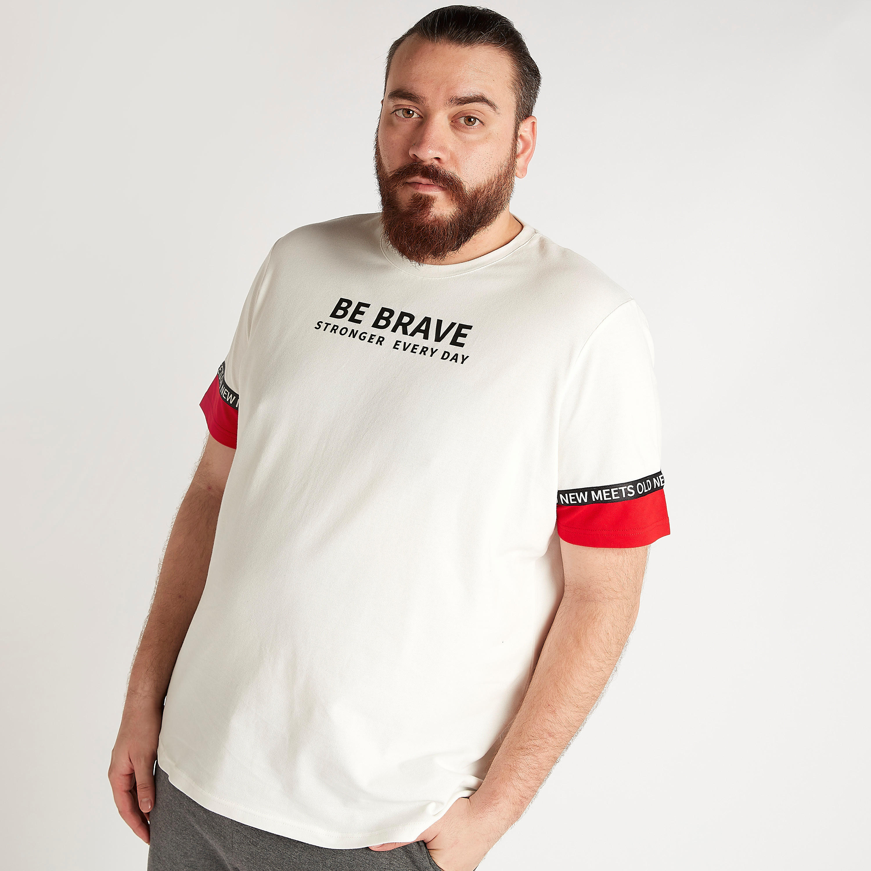 تيشيرت بياقة ضيّقة وأكمام قصيرة وطبعات شعار-men-clothing-tshirtsandpolos-tshirts-image-1