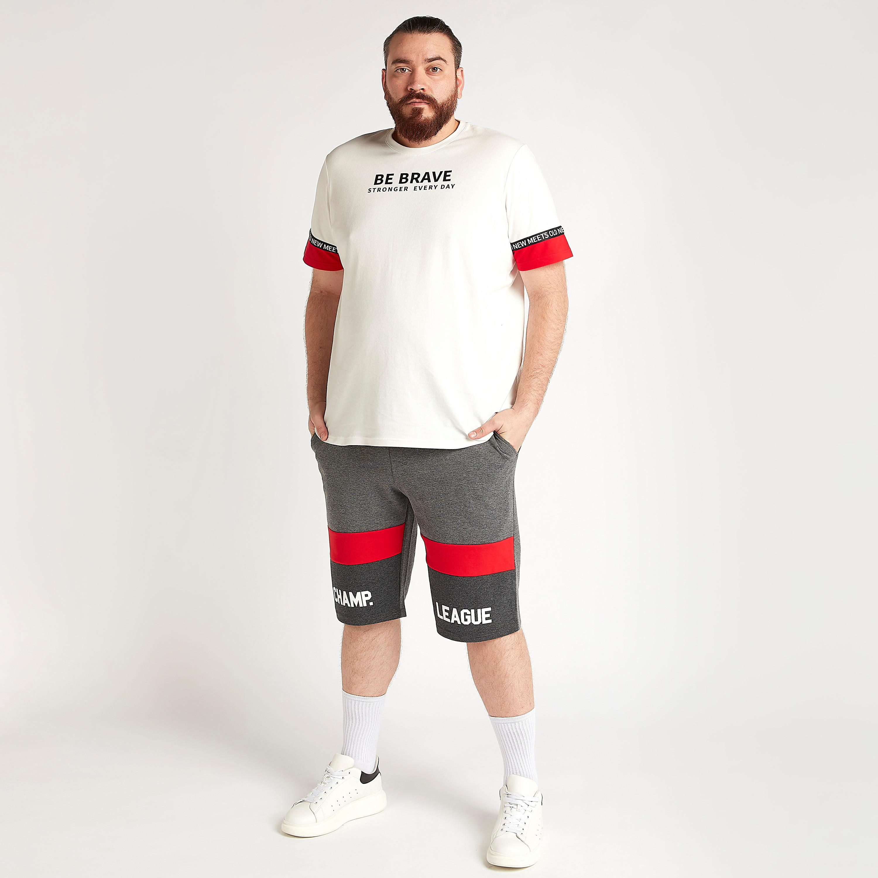 تيشيرت بياقة ضيّقة وأكمام قصيرة وطبعات شعار-men-clothing-tshirtsandpolos-tshirts-image-2