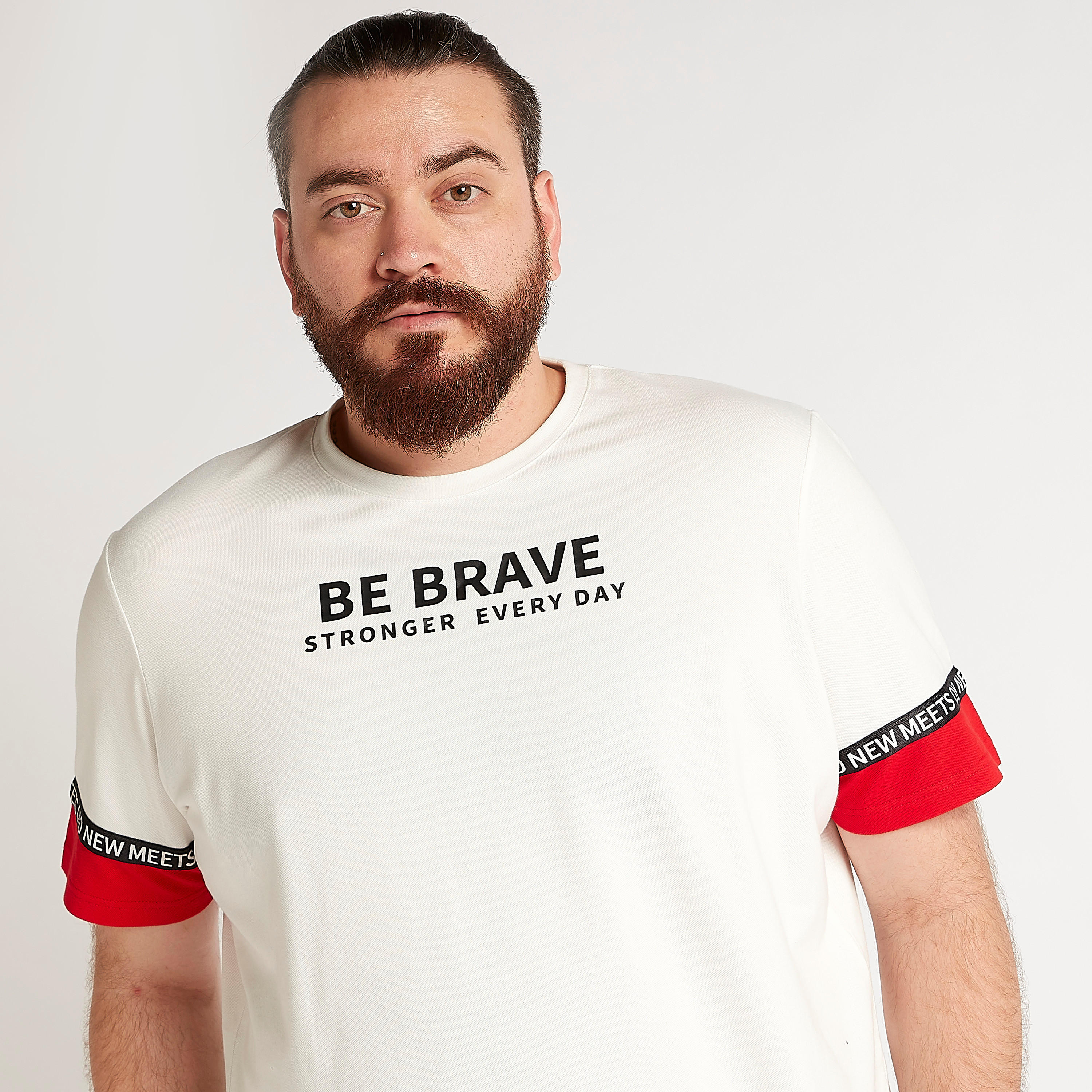 تيشيرت بياقة ضيّقة وأكمام قصيرة وطبعات شعار-men-clothing-tshirtsandpolos-tshirts-image-3