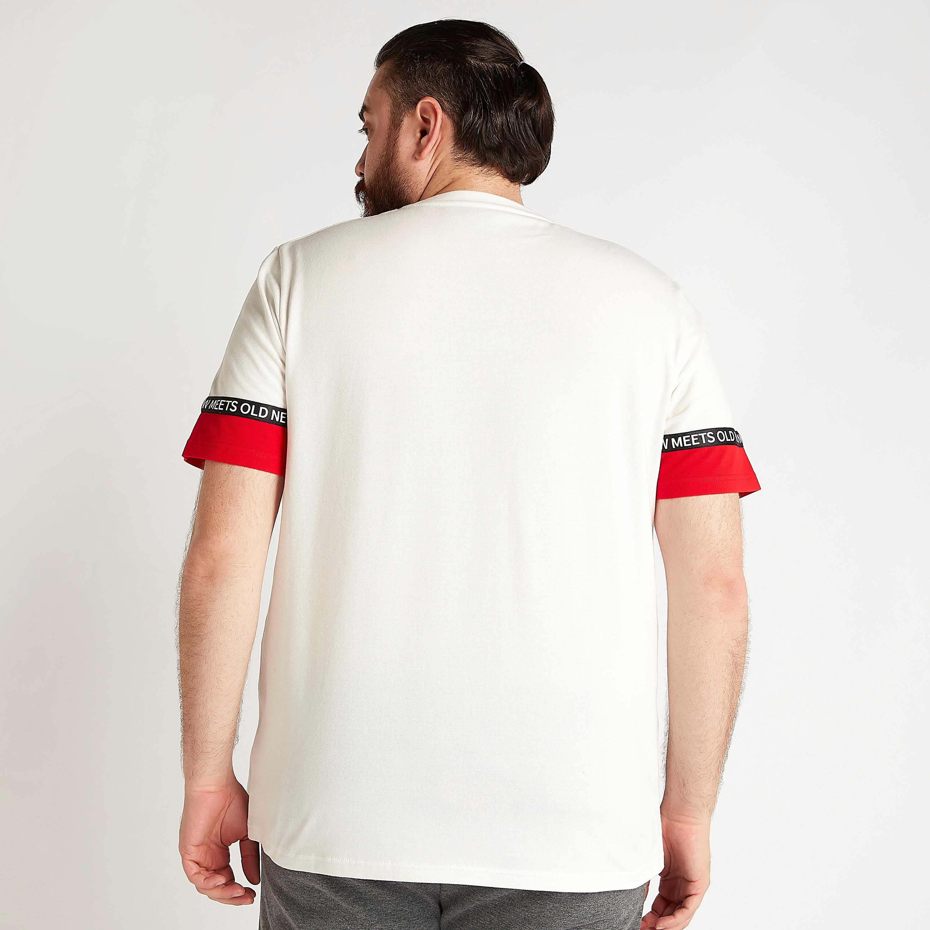 تيشيرت بياقة ضيّقة وأكمام قصيرة وطبعات شعار-men-clothing-tshirtsandpolos-tshirts-image-4