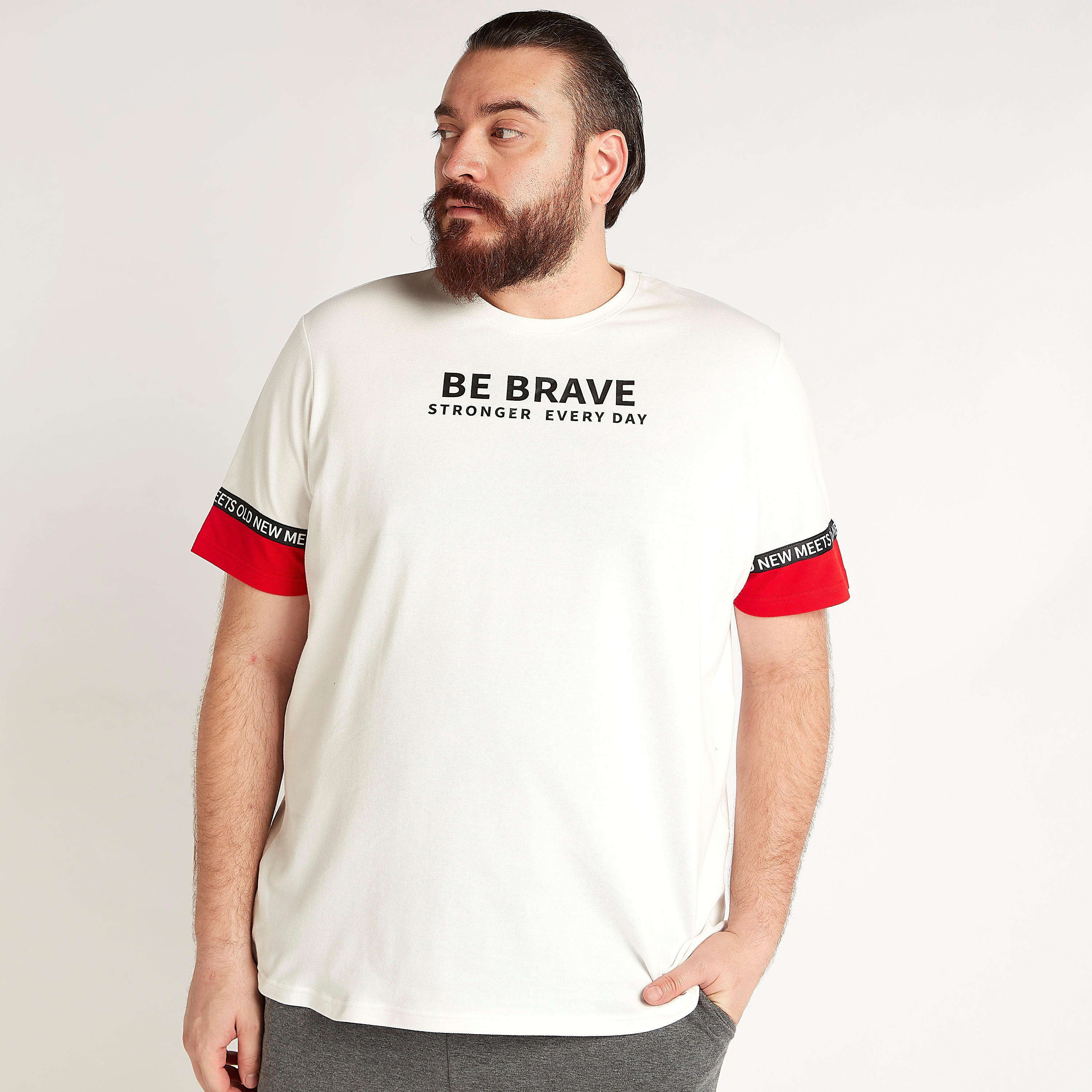 تيشيرت بياقة ضيّقة وأكمام قصيرة وطبعات شعار-men-clothing-tshirtsandpolos-tshirts-image-5