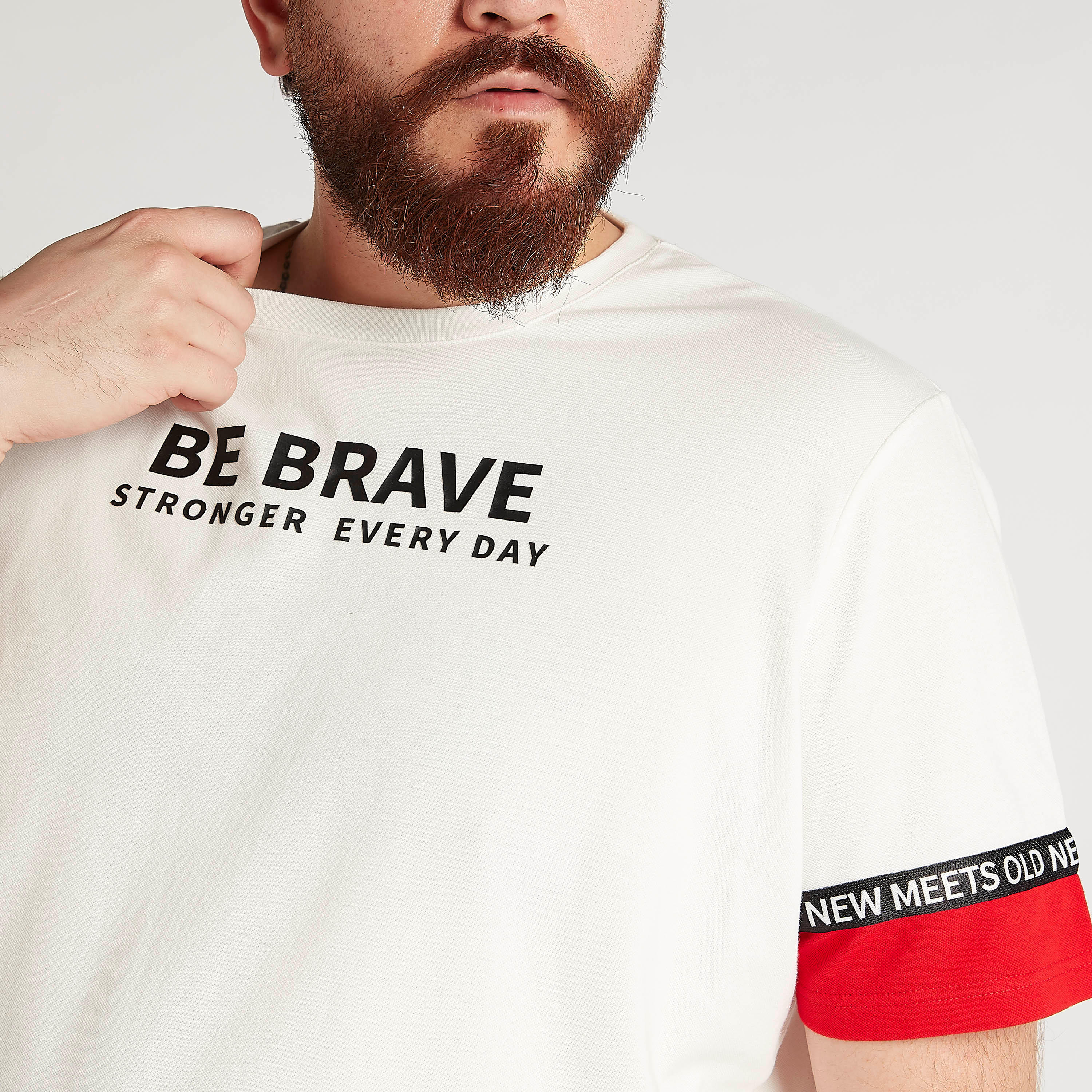 تيشيرت بياقة ضيّقة وأكمام قصيرة وطبعات شعار-men-clothing-tshirtsandpolos-tshirts-image-6