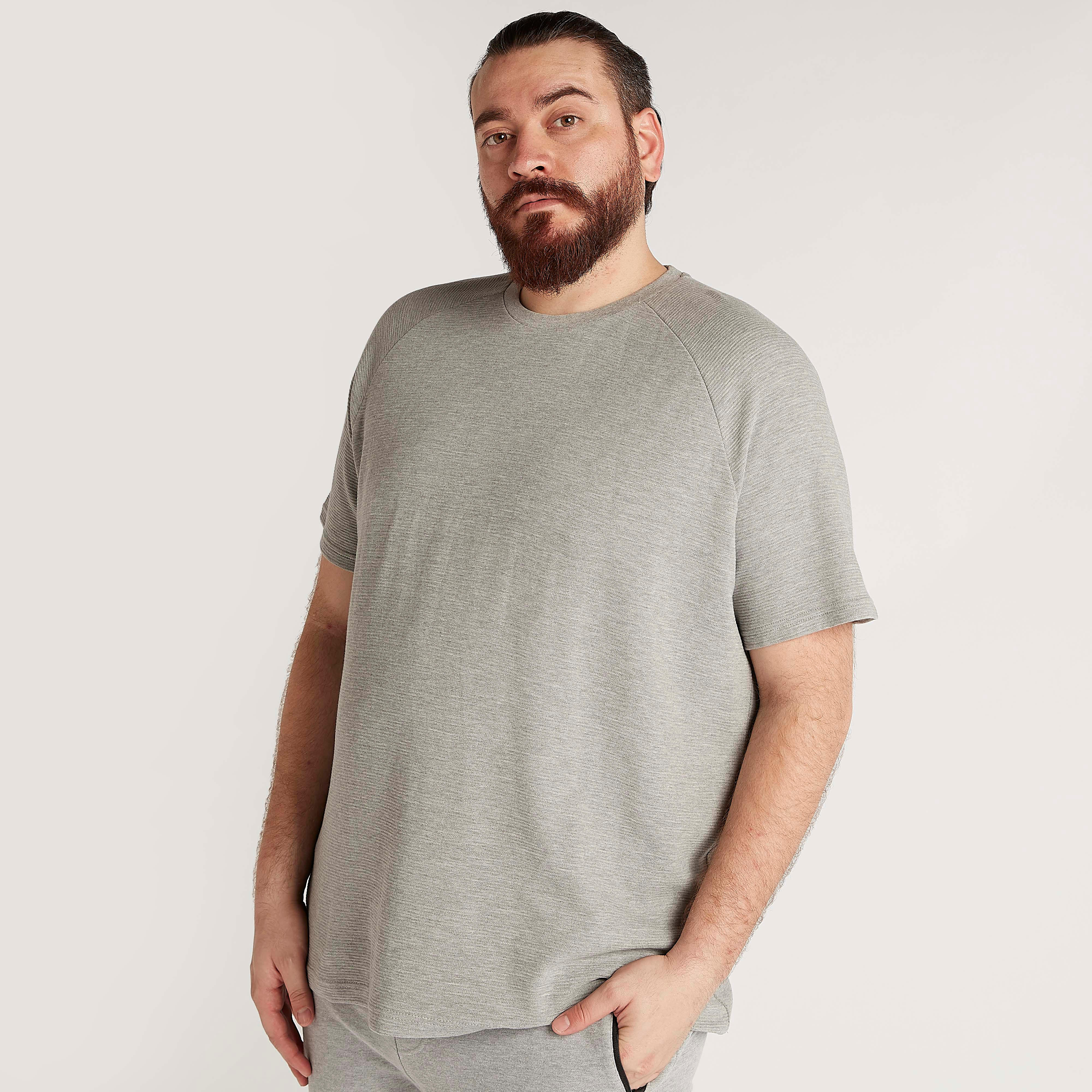 تيشيرت بارز الملمس بياقة ضيّقة وأكمام قصيرة-men-clothing-tshirtsandpolos-tshirts-image-1