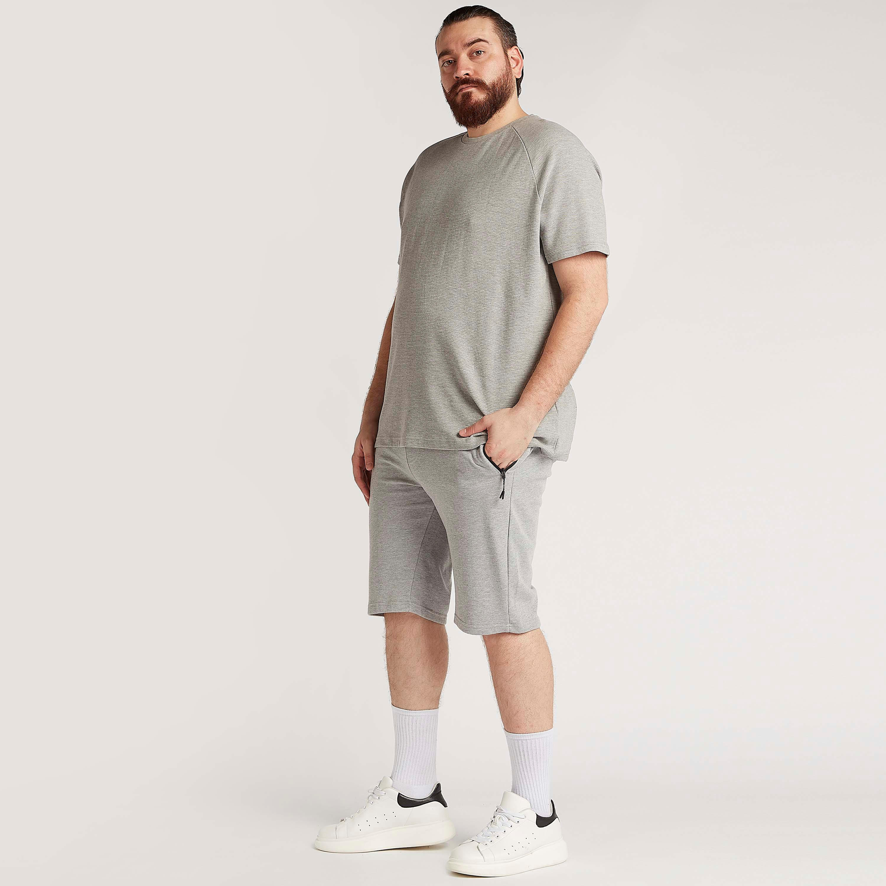 تيشيرت بارز الملمس بياقة ضيّقة وأكمام قصيرة-men-clothing-tshirtsandpolos-tshirts-image-2