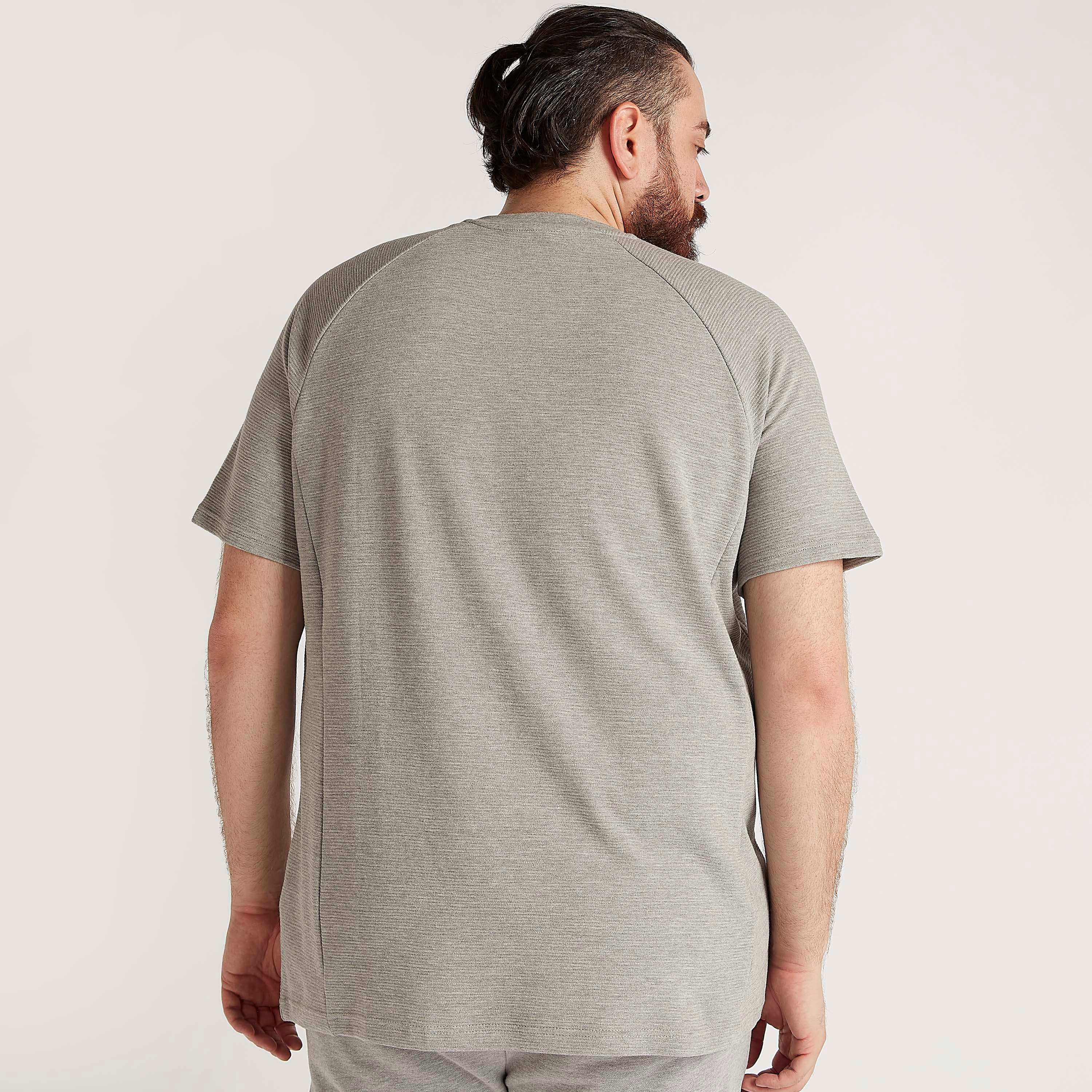 تيشيرت بارز الملمس بياقة ضيّقة وأكمام قصيرة-men-clothing-tshirtsandpolos-tshirts-image-4