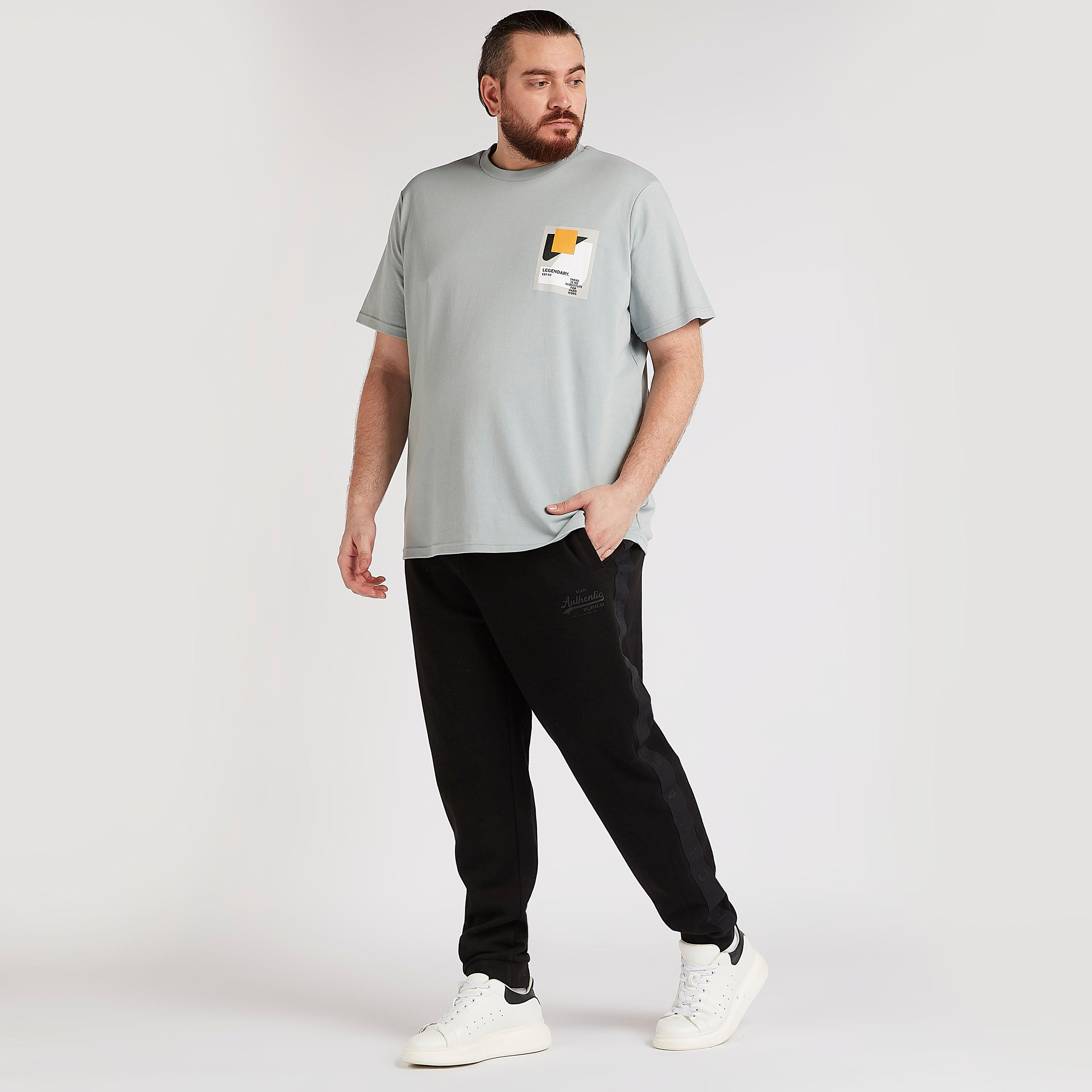 تيشيرت بياقة ضيّقة وأكمام قصيرة وطبعات-men-clothing-tshirtsandpolos-tshirts-image-2