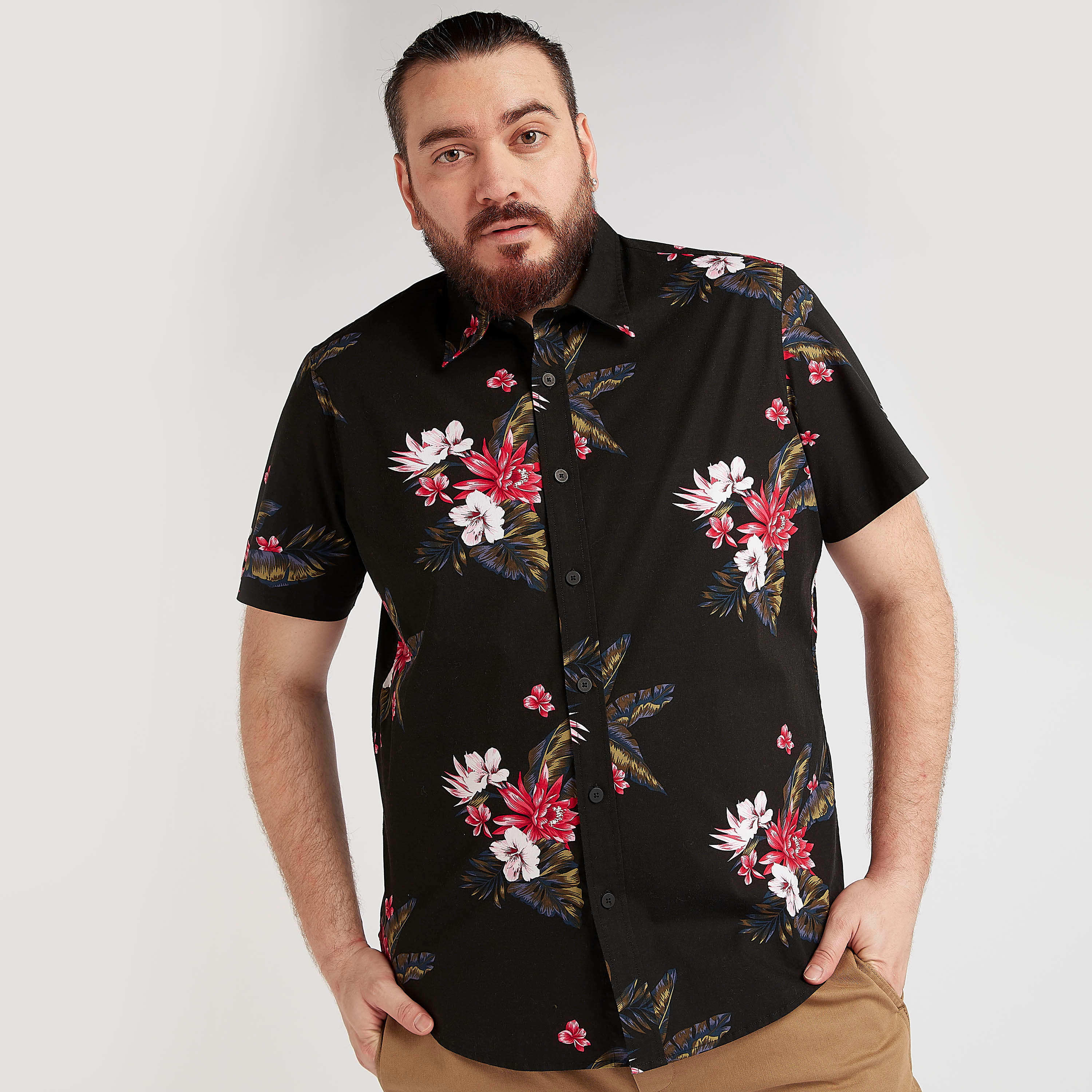 قميص بياقة عادية وأكمام قصيرة وطبعات زهرية-men-clothing-shirts-image-1