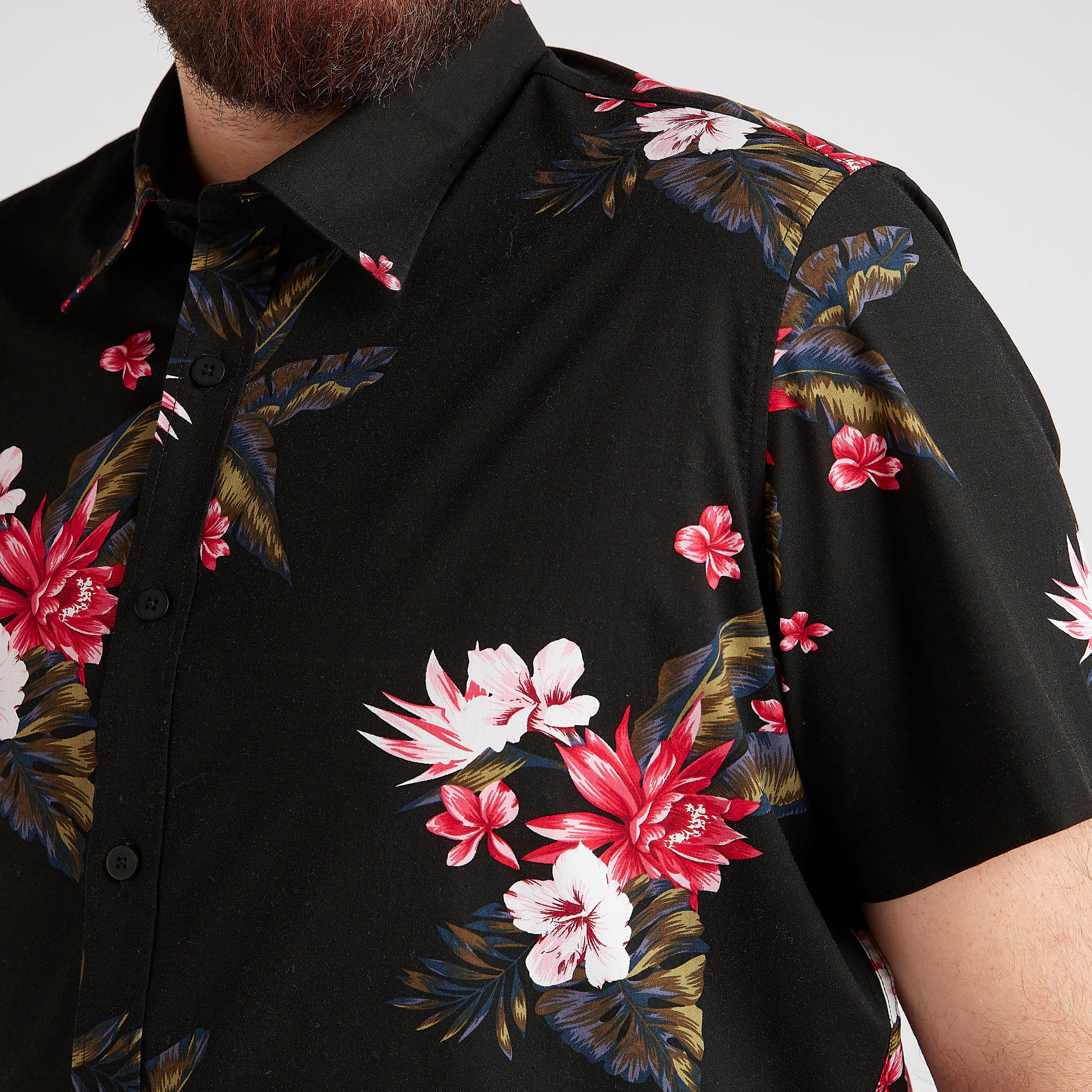 قميص بياقة عادية وأكمام قصيرة وطبعات زهرية-men-clothing-shirts-image-3