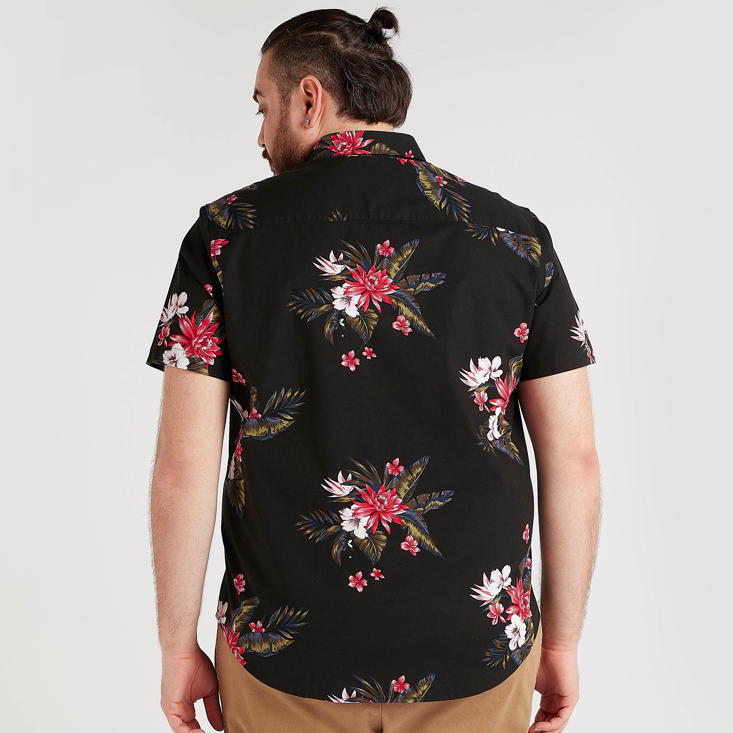 قميص بياقة عادية وأكمام قصيرة وطبعات زهرية-men-clothing-shirts-image-4
