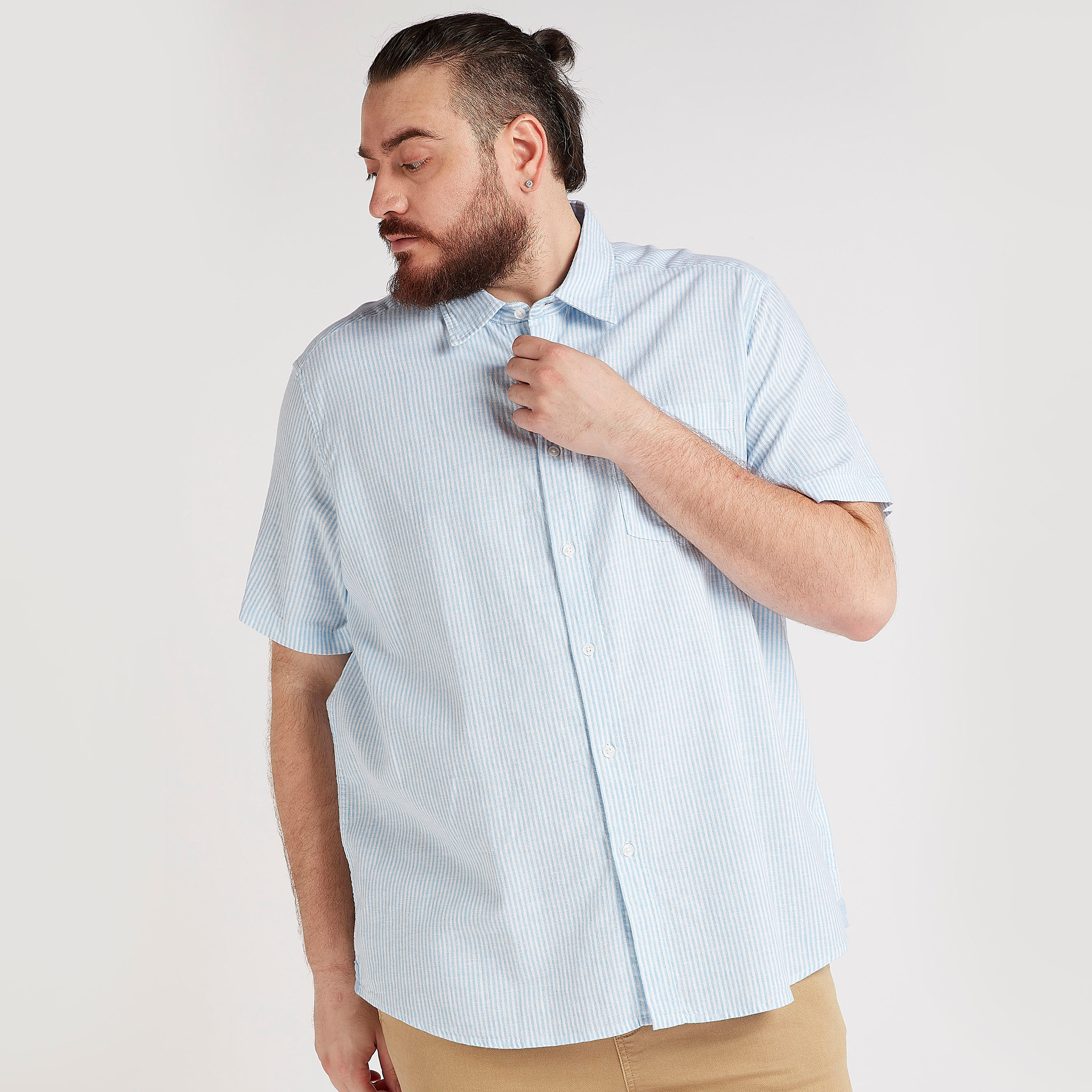 قميص مخطط بأكمام قصيرة وجيب على الصّدر-men-clothing-shirts-image-1