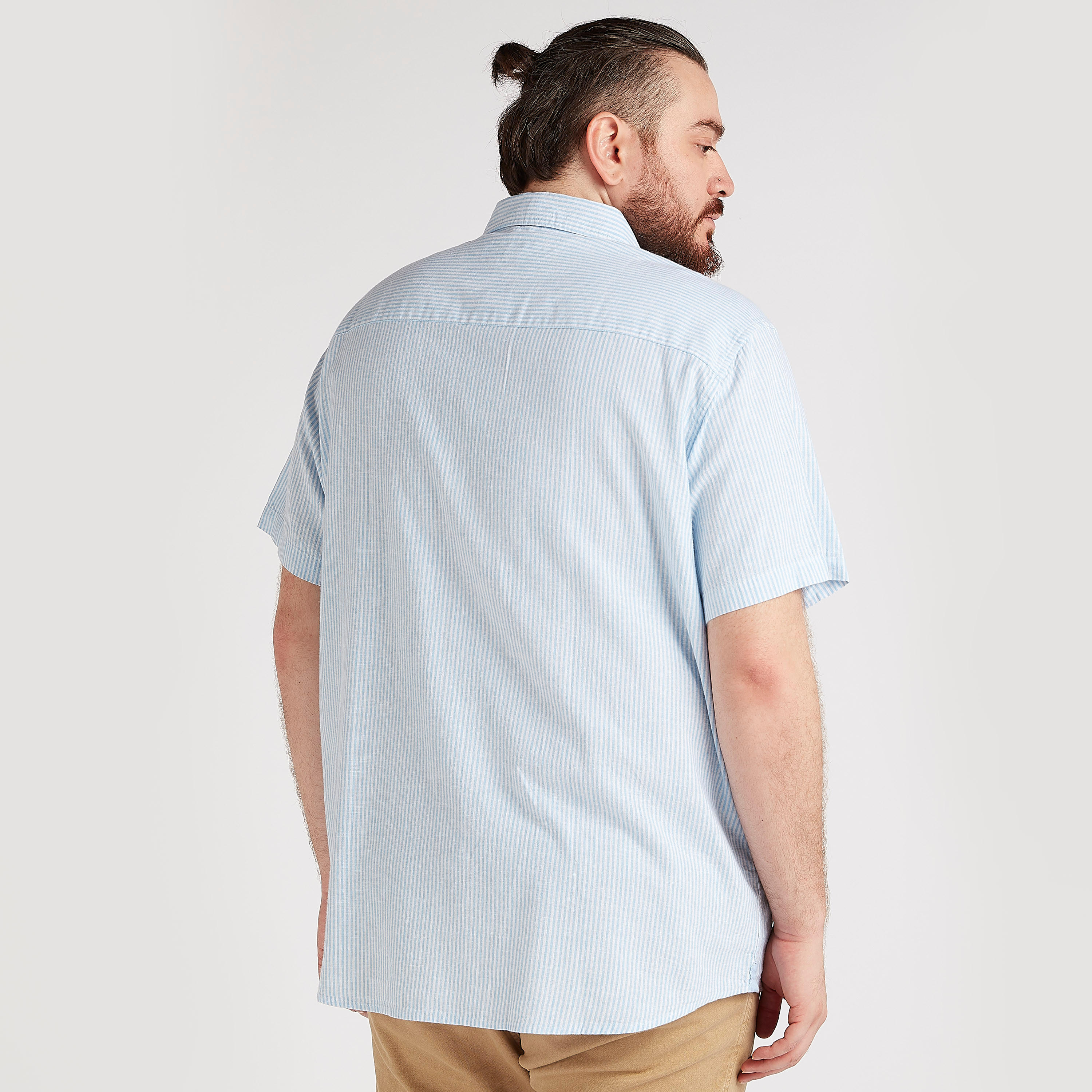 قميص مخطط بأكمام قصيرة وجيب على الصّدر-men-clothing-shirts-image-4