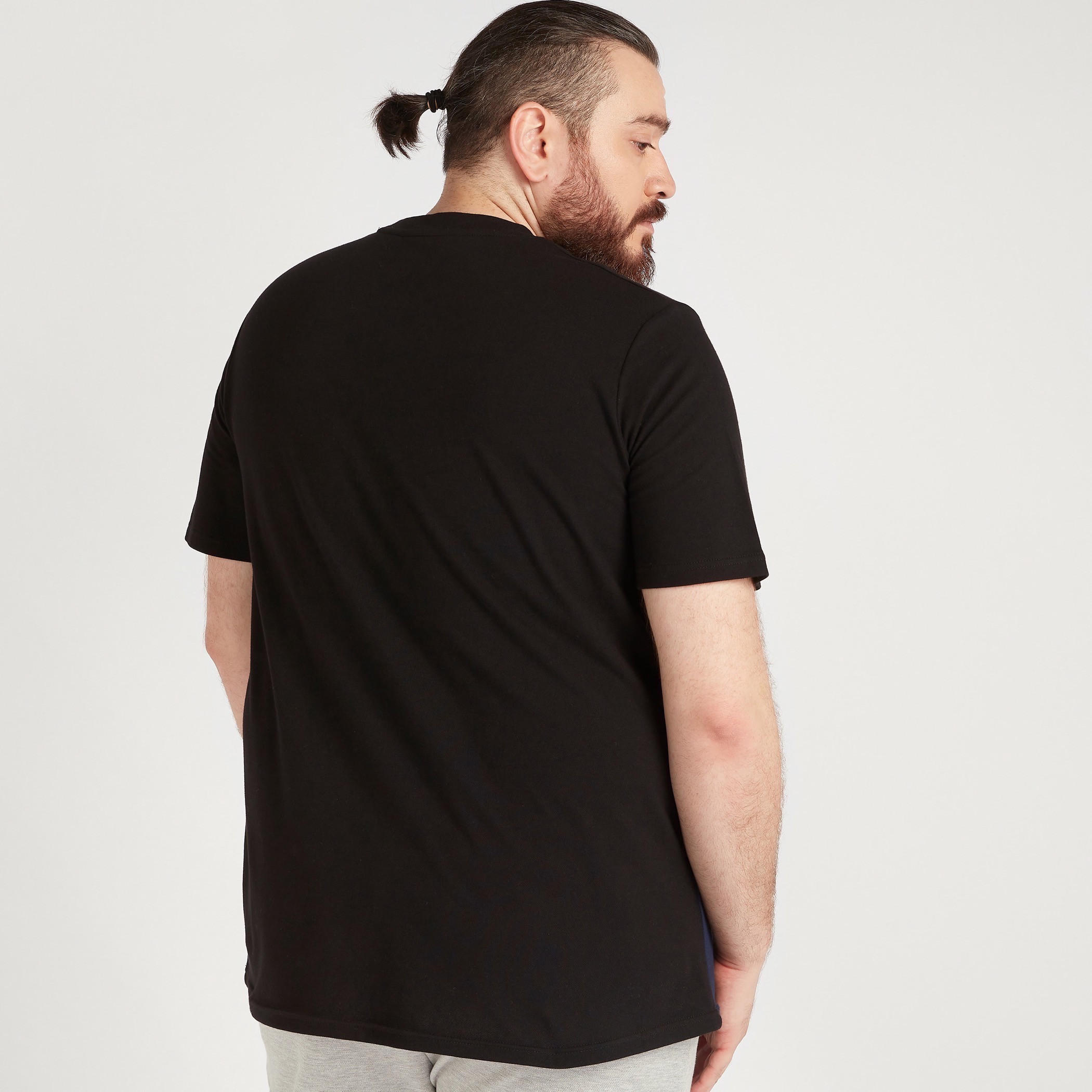 تيشيرت بتصاميم مغايرة وياقة ضيّقة وأكمام قصيرة-men-clothing-tshirtsandpolos-tshirts-image-4