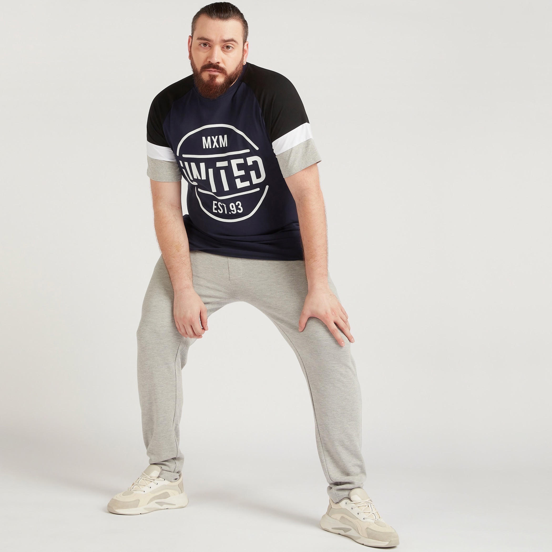 تيشيرت بياقة ضيّقة وأكمام قصيرة وطبعات-men-clothing-tshirtsandpolos-tshirts-image-2