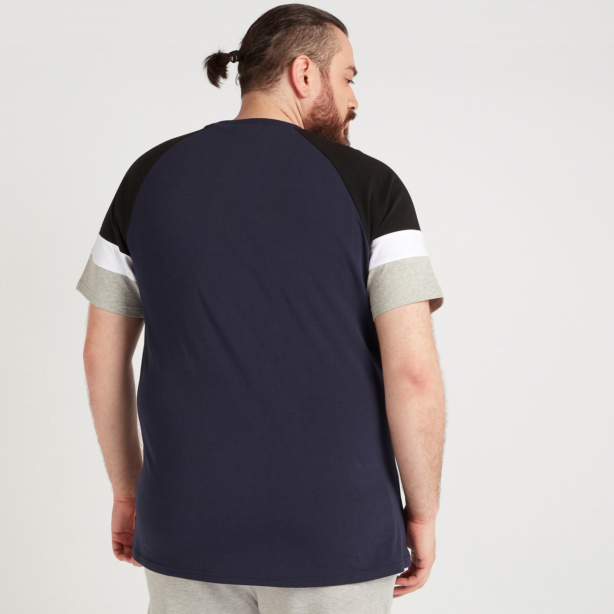 تيشيرت بياقة ضيّقة وأكمام قصيرة وطبعات-men-clothing-tshirtsandpolos-tshirts-image-4