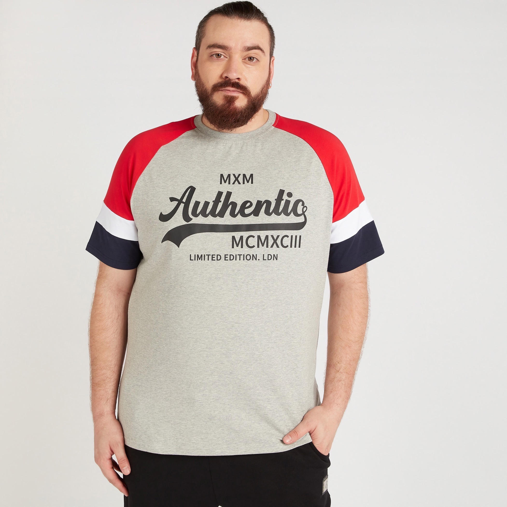 تيشيرت بياقة ضيّقة وأكمام قصيرة وطبعات-men-clothing-tshirtsandpolos-tshirts-image-1