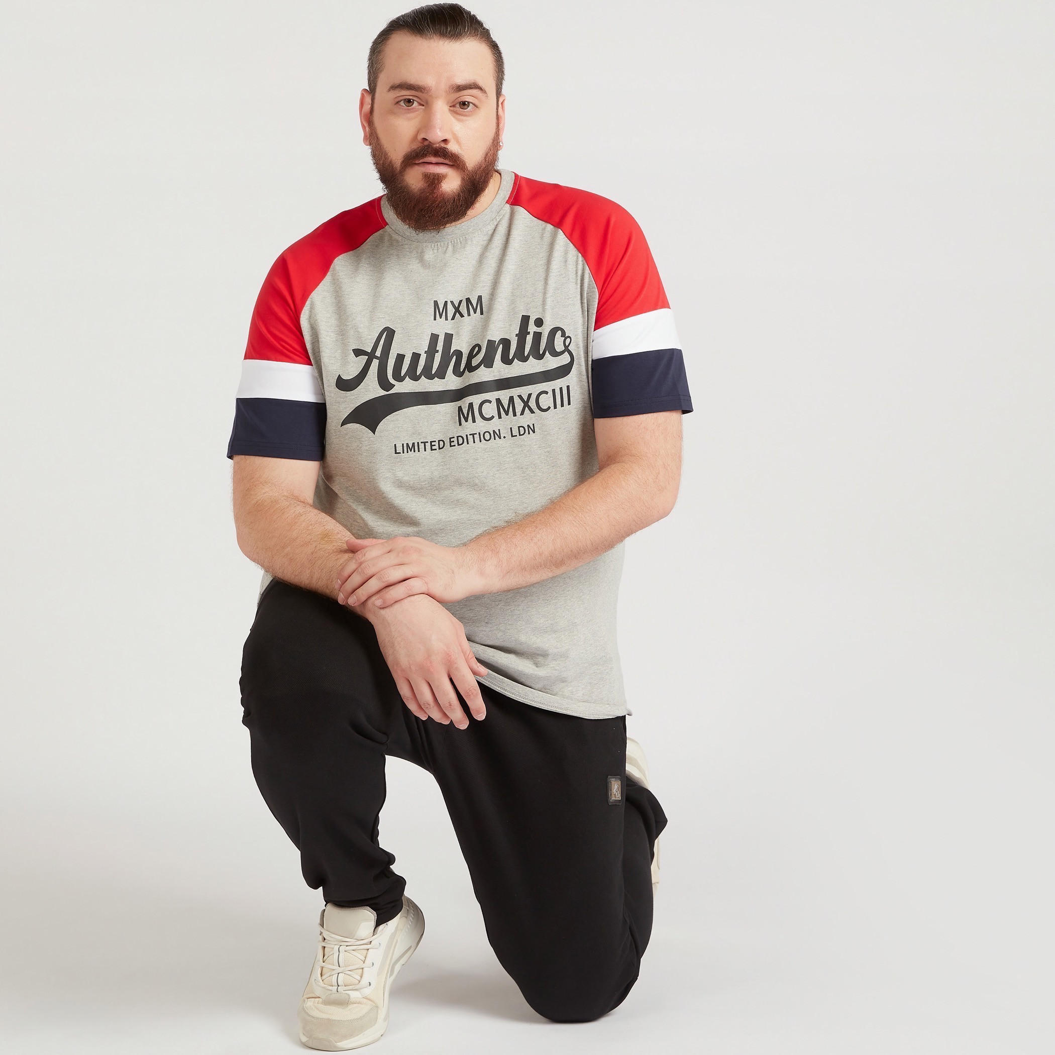 تيشيرت بياقة ضيّقة وأكمام قصيرة وطبعات-men-clothing-tshirtsandpolos-tshirts-image-2