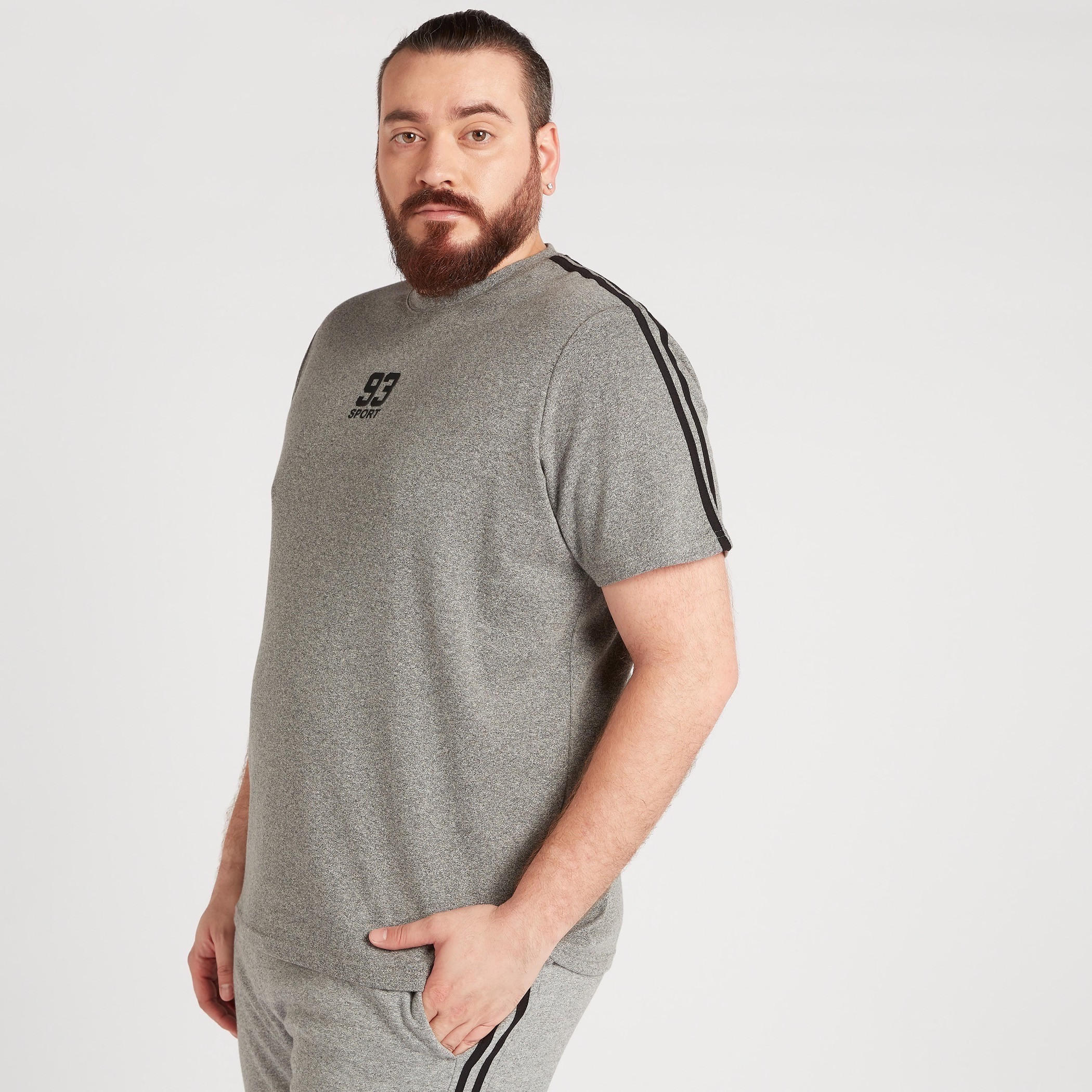 تيشيرت مطرّز بياقة ضيّقة وأكمام قصيرة-men-clothing-tshirtsandpolos-tshirts-image-1