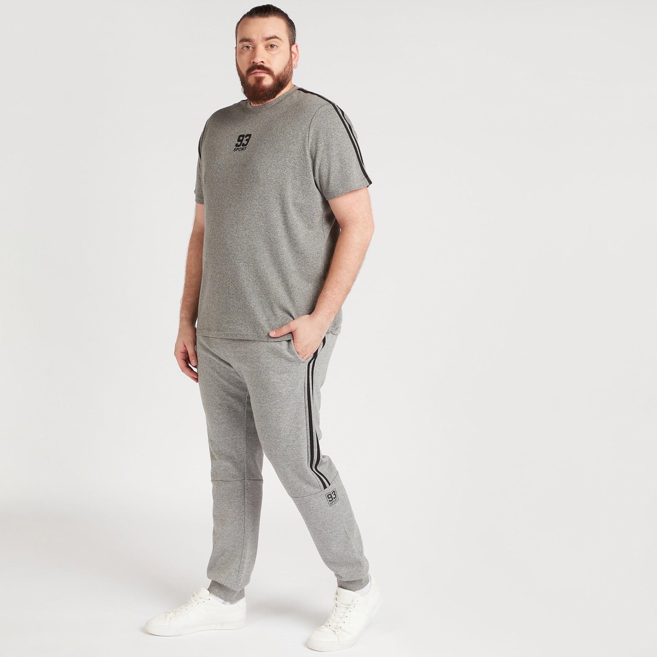 تيشيرت مطرّز بياقة ضيّقة وأكمام قصيرة-men-clothing-tshirtsandpolos-tshirts-image-2