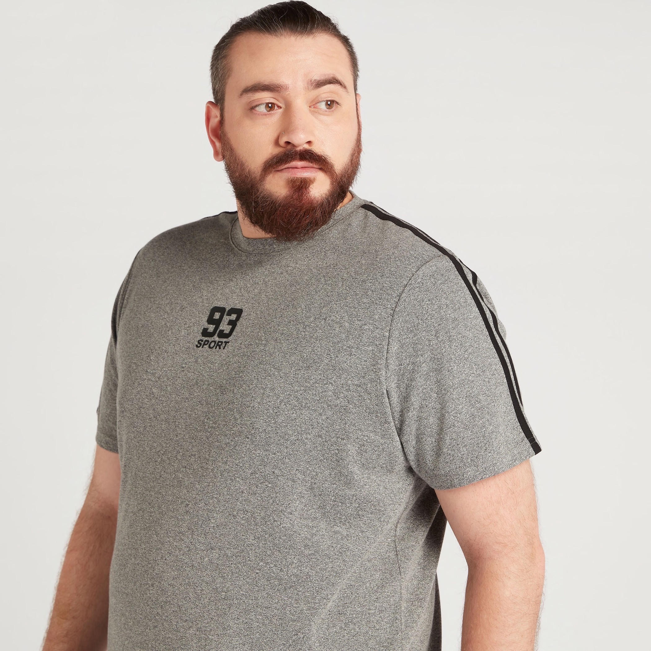 تيشيرت مطرّز بياقة ضيّقة وأكمام قصيرة-men-clothing-tshirtsandpolos-tshirts-image-3
