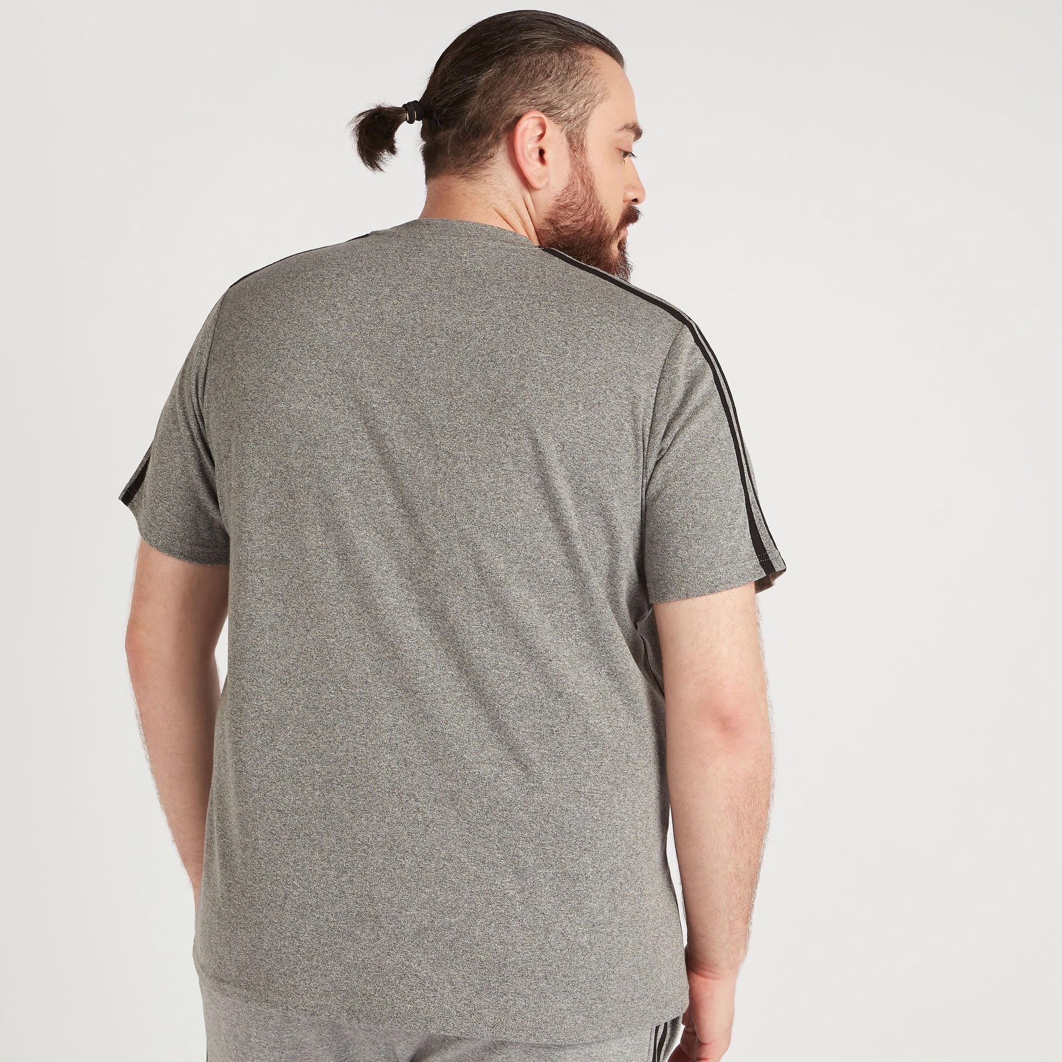 تيشيرت مطرّز بياقة ضيّقة وأكمام قصيرة-men-clothing-tshirtsandpolos-tshirts-image-4