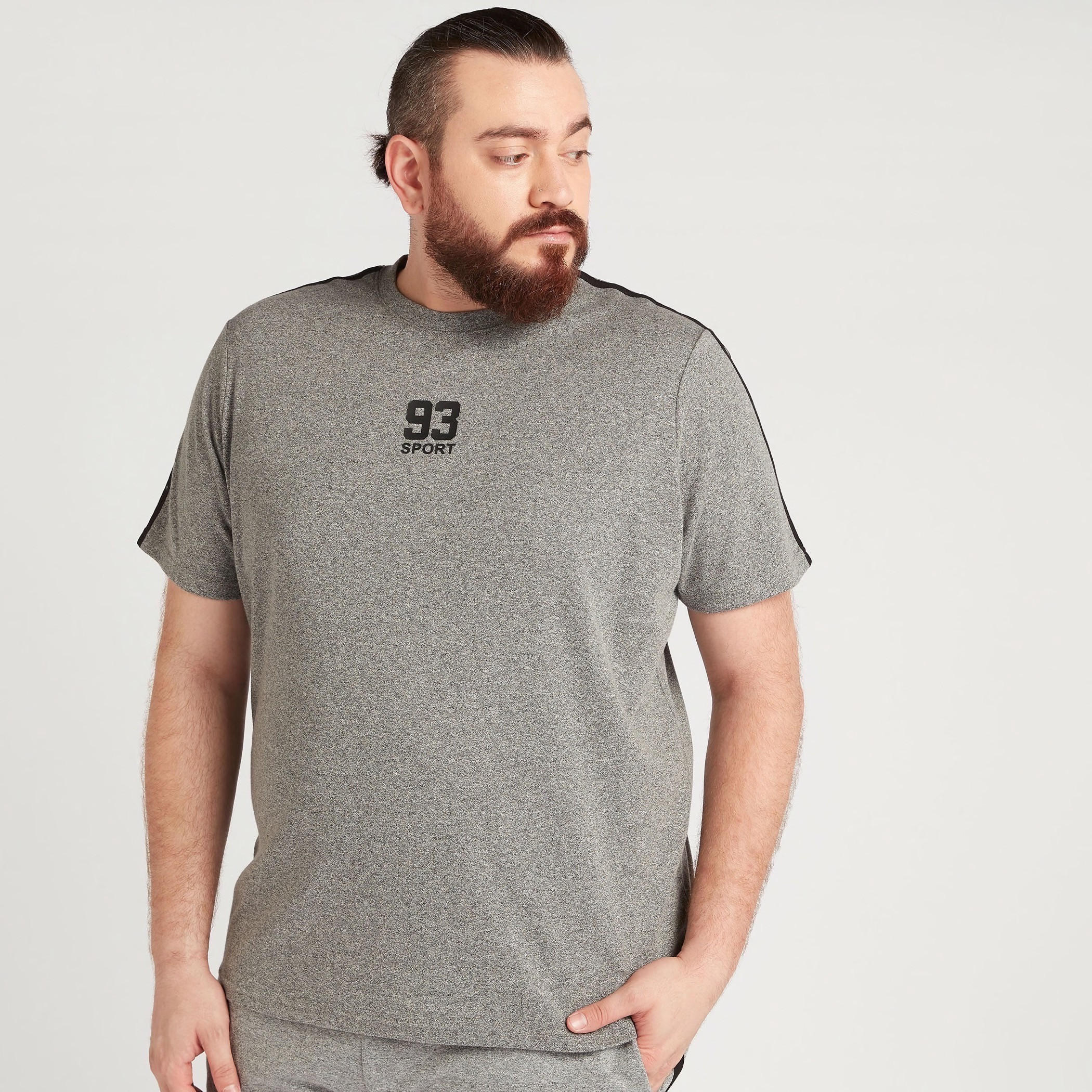 تيشيرت مطرّز بياقة ضيّقة وأكمام قصيرة-men-clothing-tshirtsandpolos-tshirts-image-5