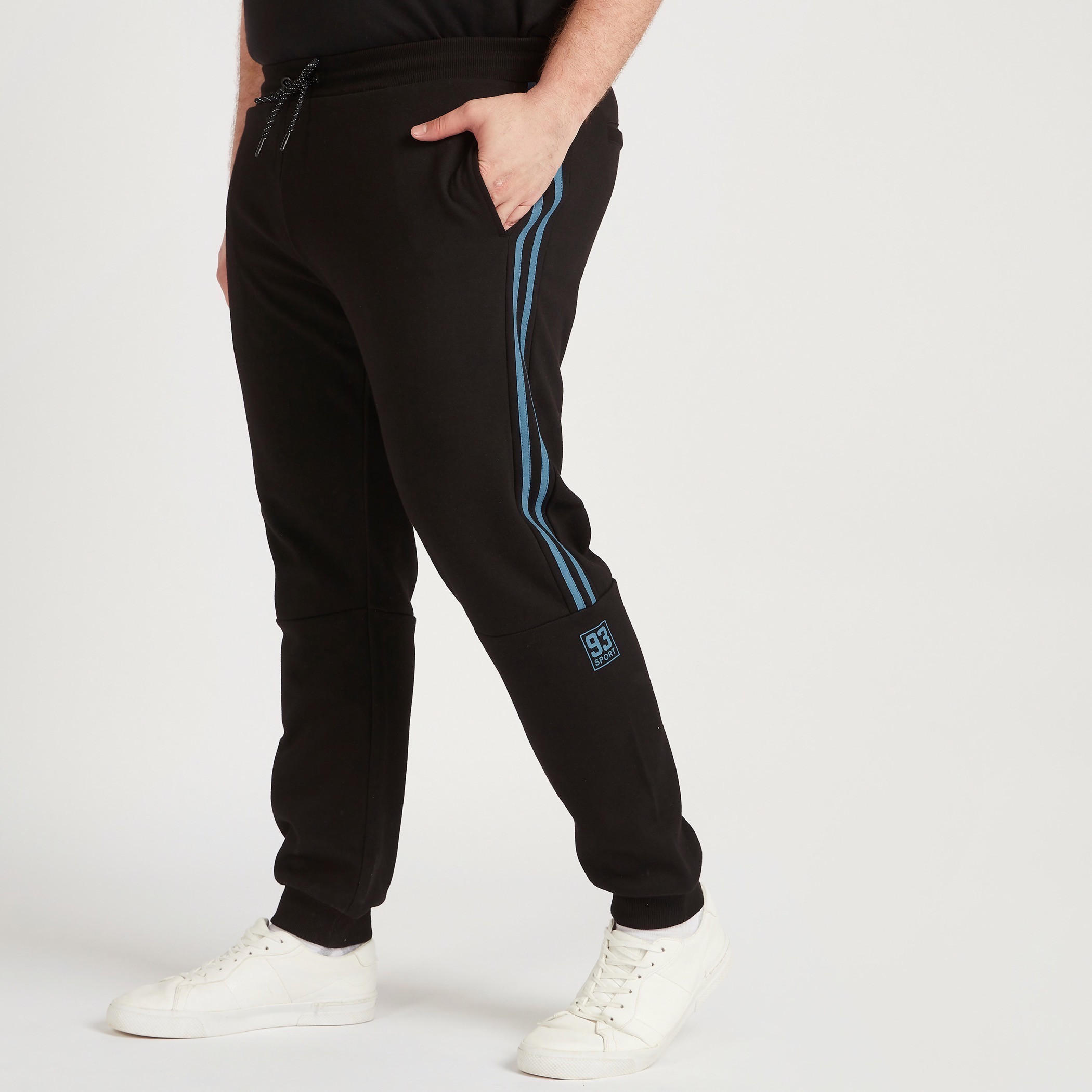 بنطلون رياضي سادة بخصر متوسّط الارتفاع ورباط إغلاق-men-clothing-bottoms-joggers-image-5