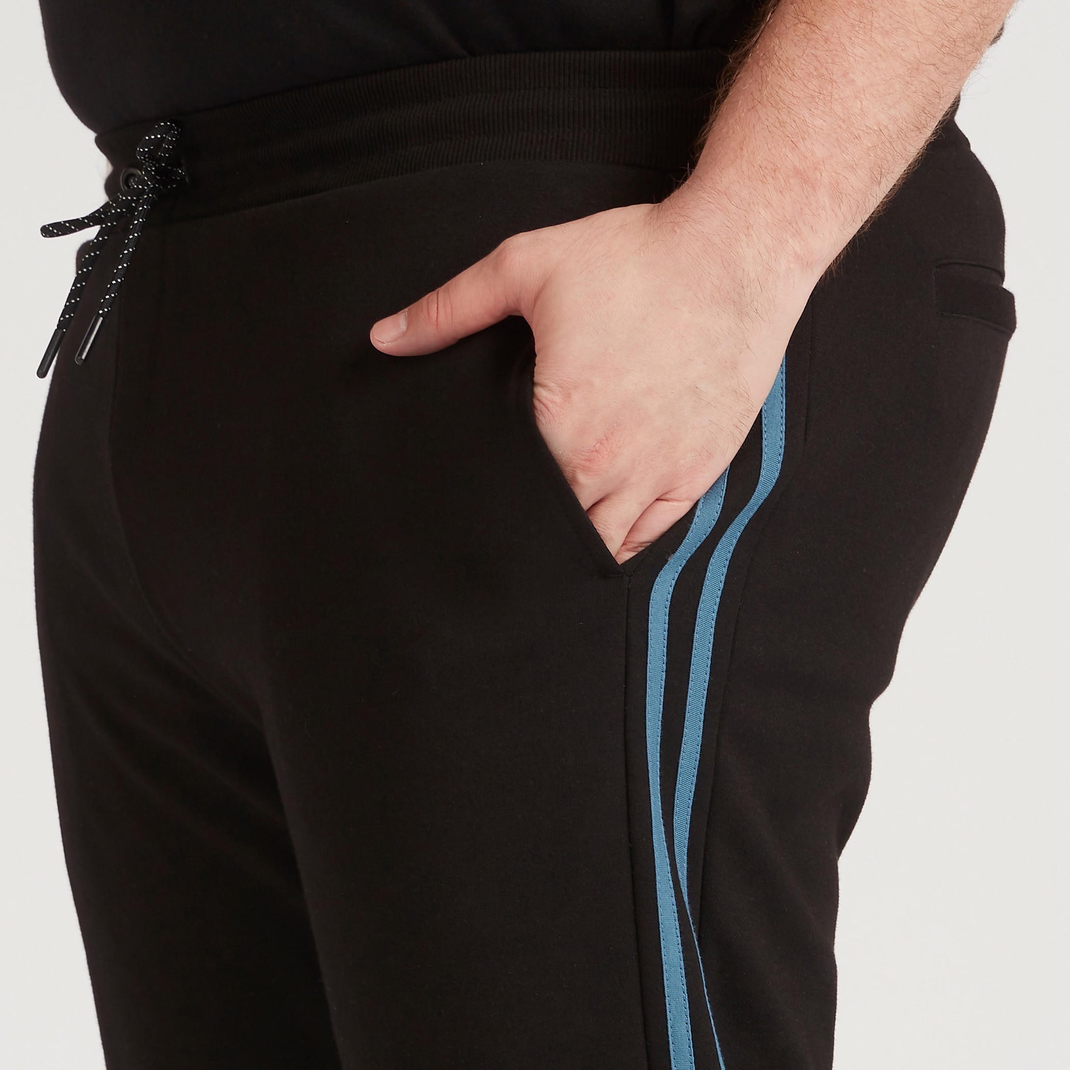 بنطلون رياضي سادة بخصر متوسّط الارتفاع ورباط إغلاق-men-clothing-bottoms-joggers-image-3