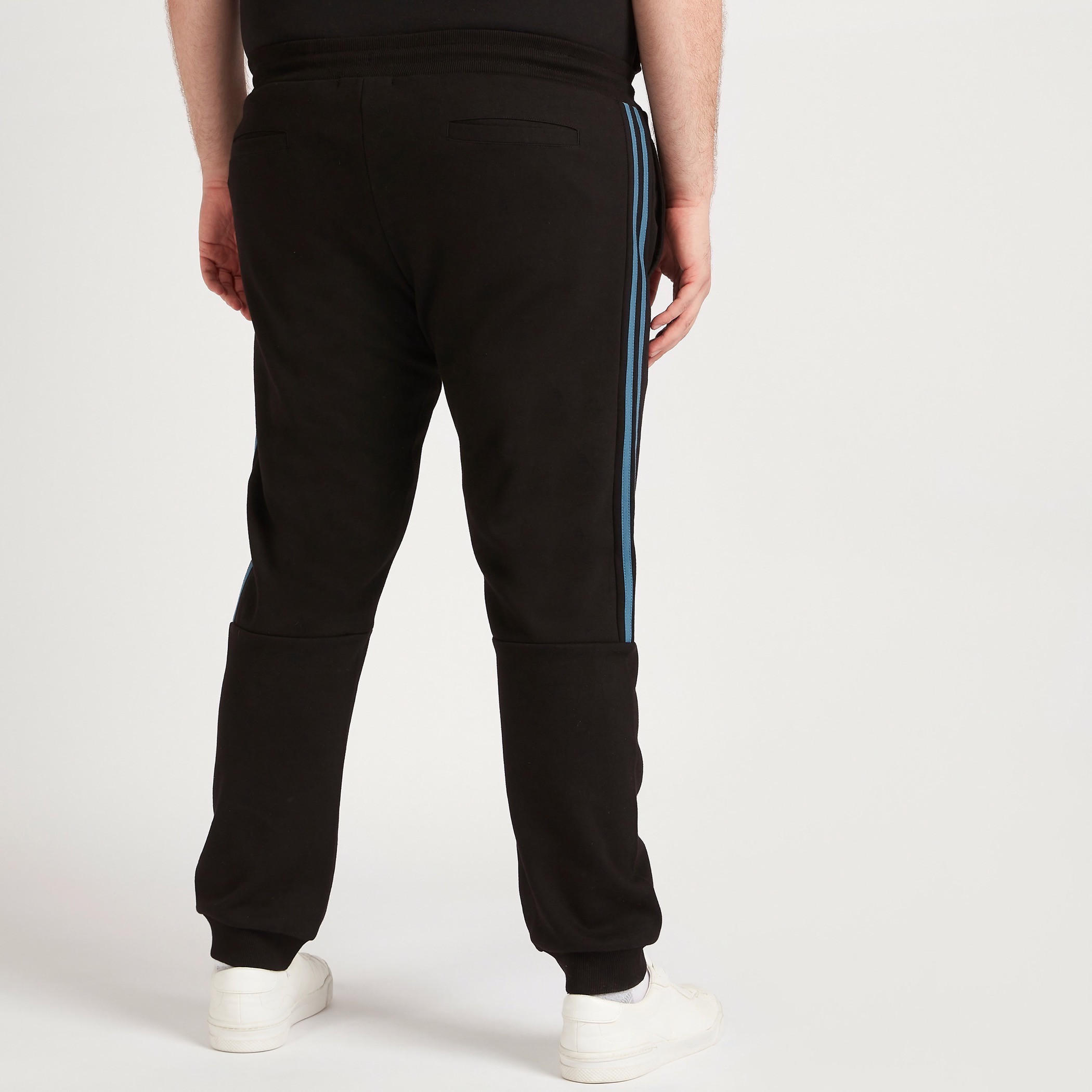بنطلون رياضي سادة بخصر متوسّط الارتفاع ورباط إغلاق-men-clothing-bottoms-joggers-image-2