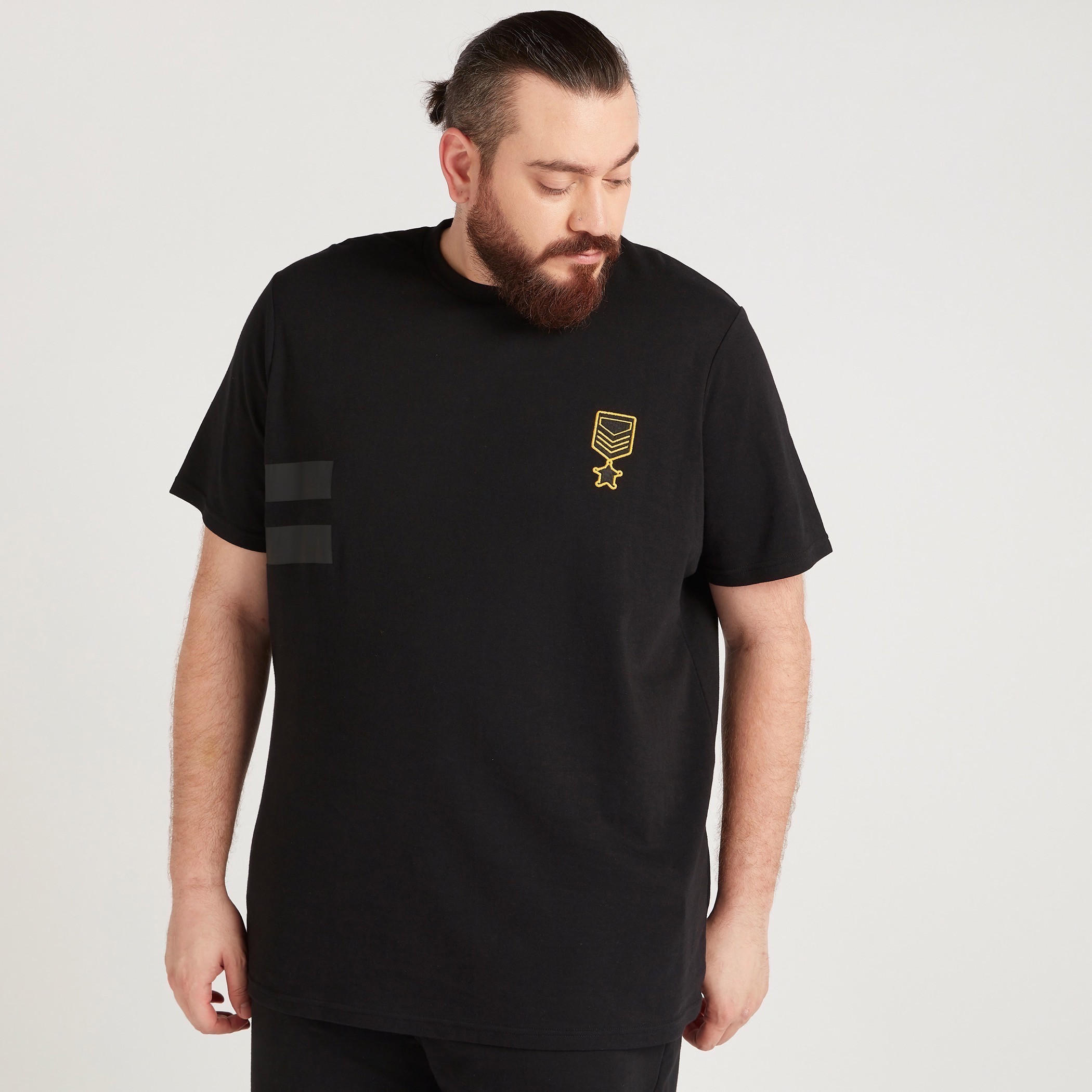 تيشيرت مقلّم بياقة ضيّقة وأكمام قصيرة-men-clothing-tshirtsandpolos-tshirts-image-1