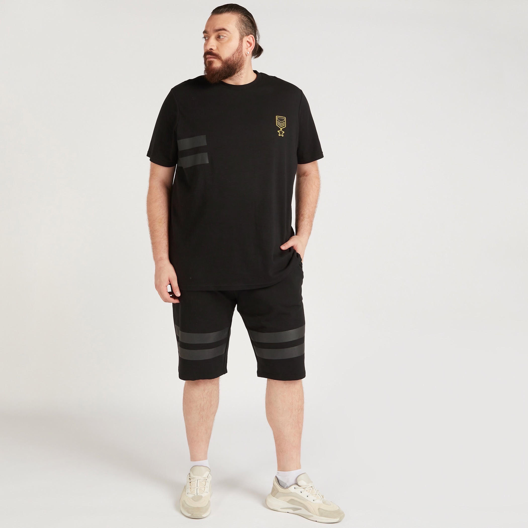 تيشيرت مقلّم بياقة ضيّقة وأكمام قصيرة-men-clothing-tshirtsandpolos-tshirts-image-2