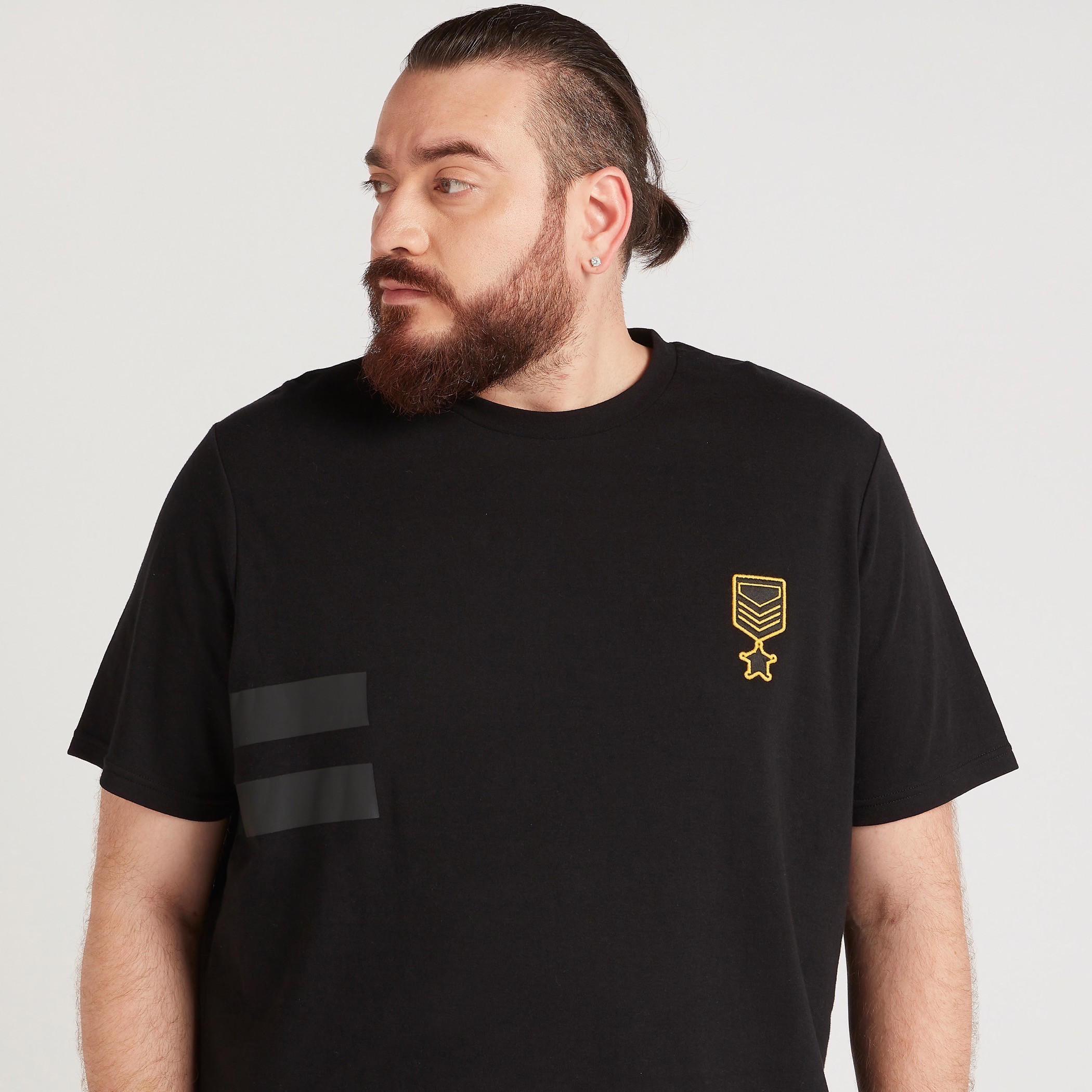 تيشيرت مقلّم بياقة ضيّقة وأكمام قصيرة-men-clothing-tshirtsandpolos-tshirts-image-3