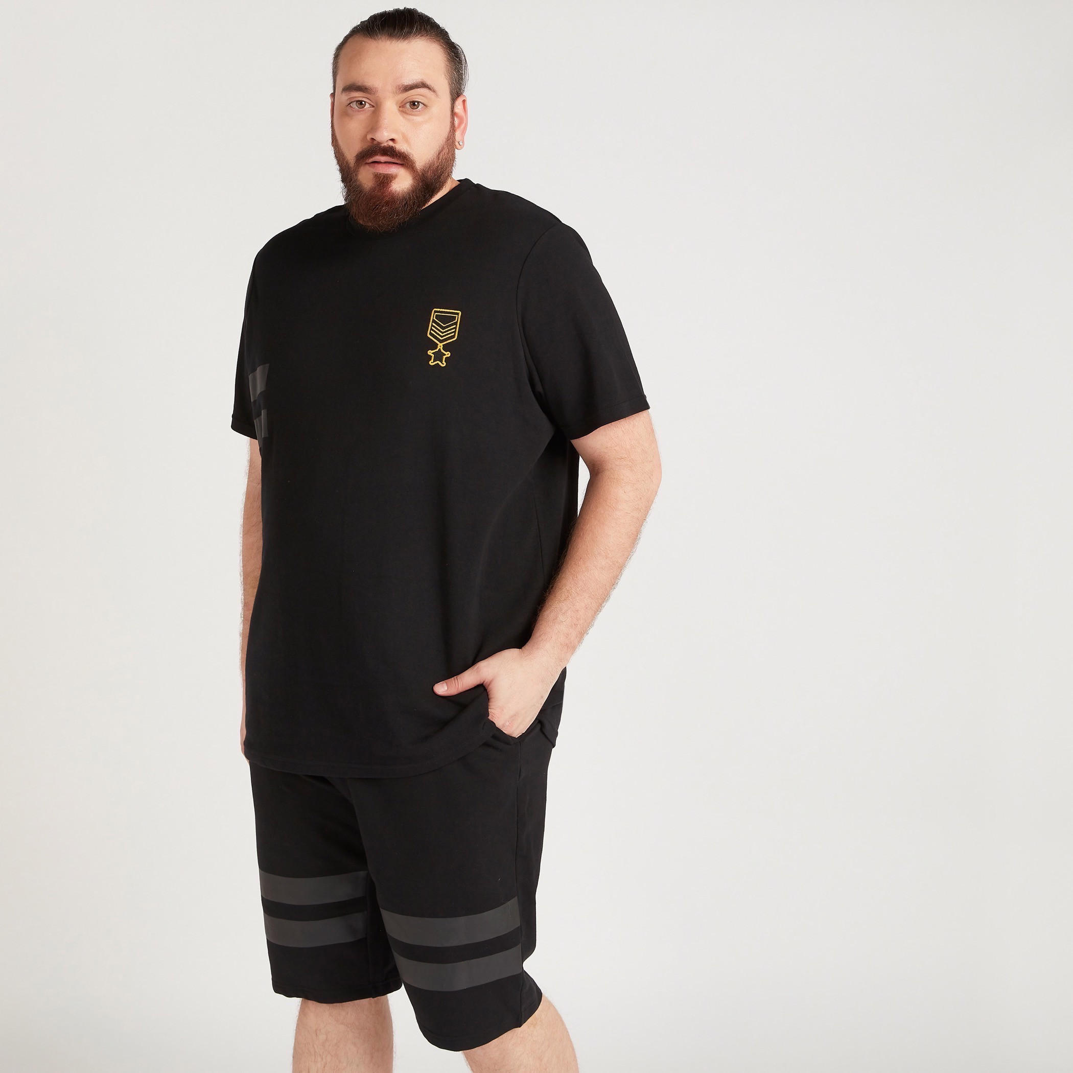 تيشيرت مقلّم بياقة ضيّقة وأكمام قصيرة-men-clothing-tshirtsandpolos-tshirts-image-5