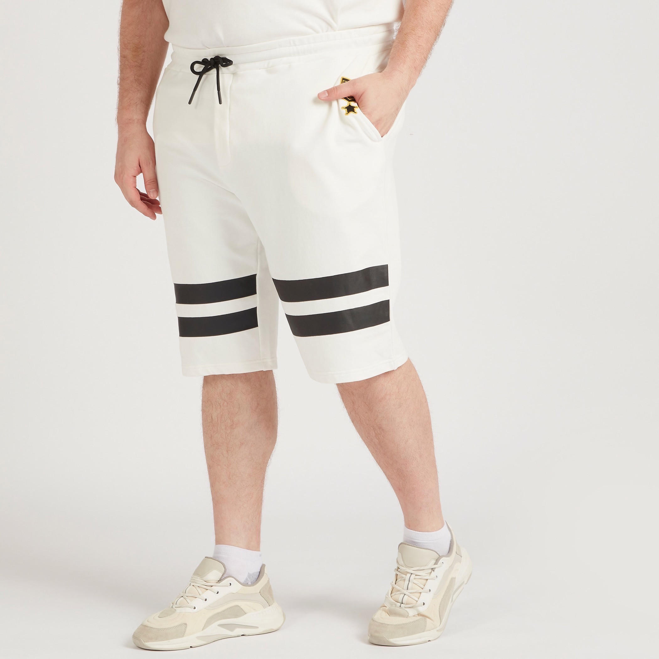 شورت مقلّم برباط إغلاق وخصر متوسّط الارتفاع-men-clothing-bottoms-shorts-image-1