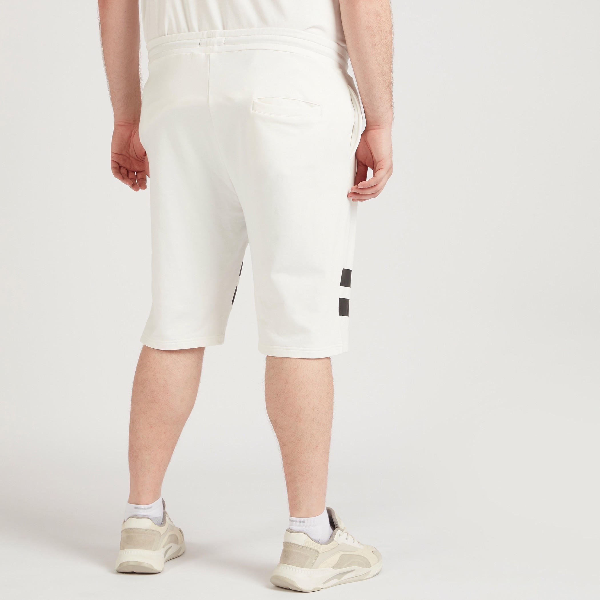 شورت مقلّم برباط إغلاق وخصر متوسّط الارتفاع-men-clothing-bottoms-shorts-image-4