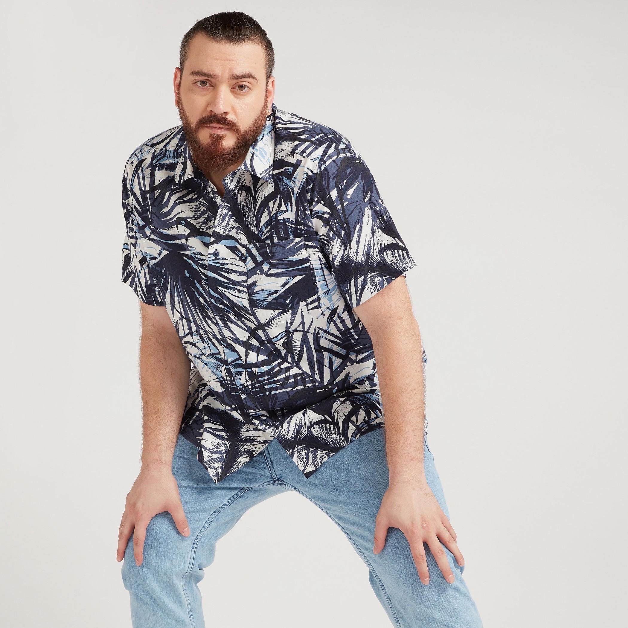 قميص بأكمام قصيرة وزر علوي وطبعات-men-clothing-shirts-image-1