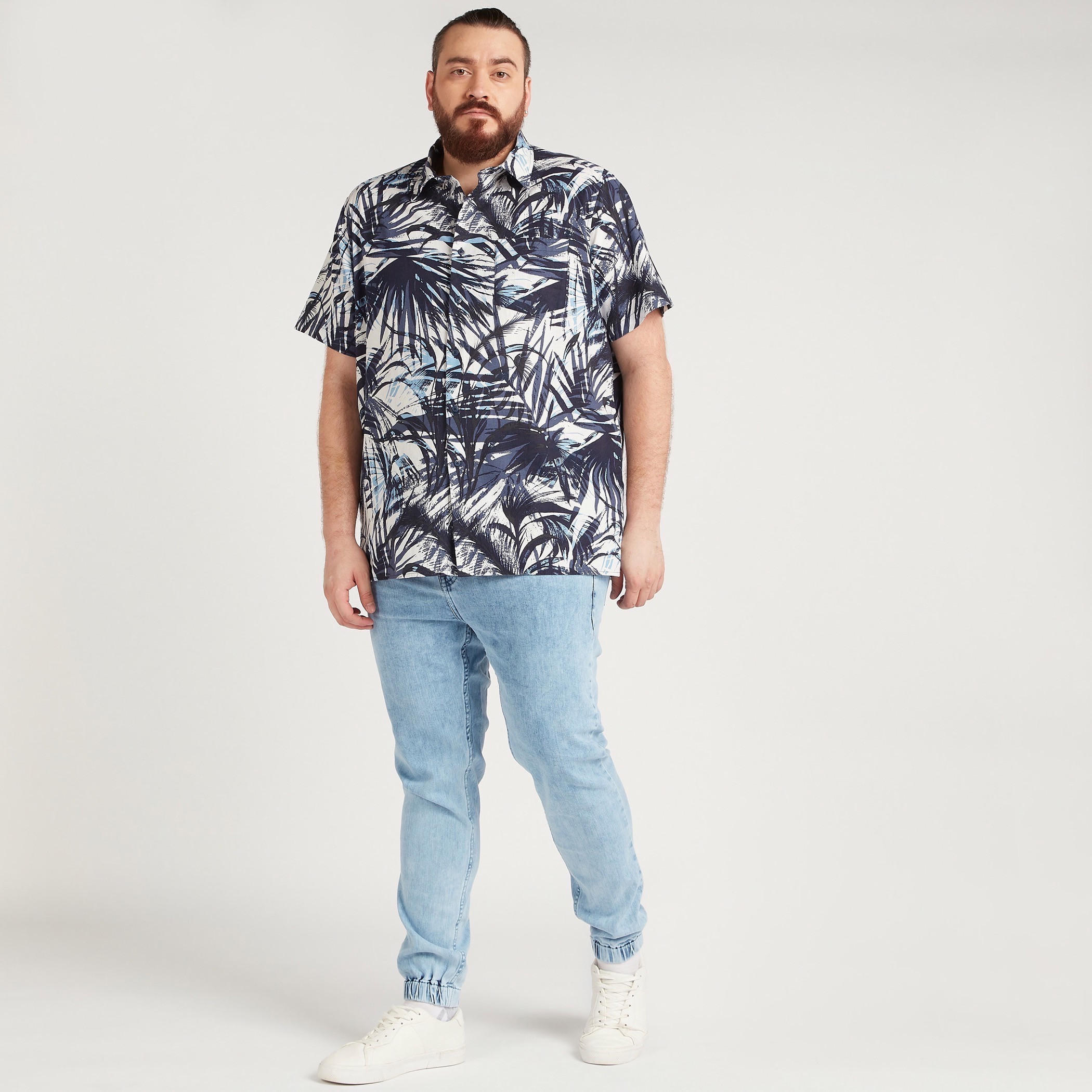 قميص بأكمام قصيرة وزر علوي وطبعات-men-clothing-shirts-image-2