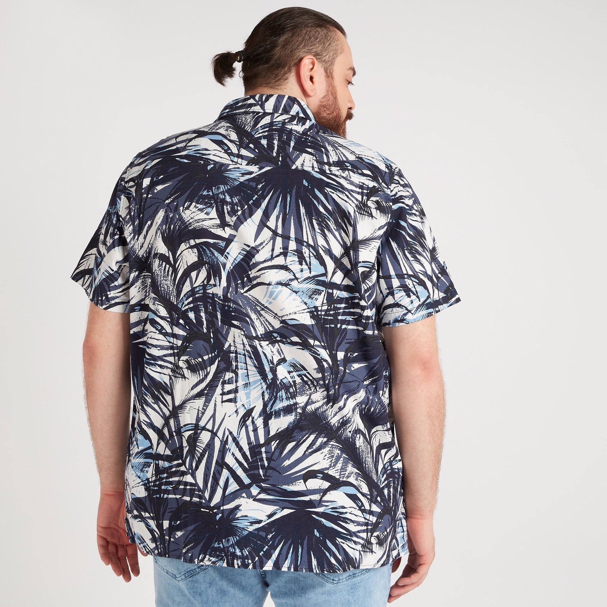 قميص بأكمام قصيرة وزر علوي وطبعات-men-clothing-shirts-image-4