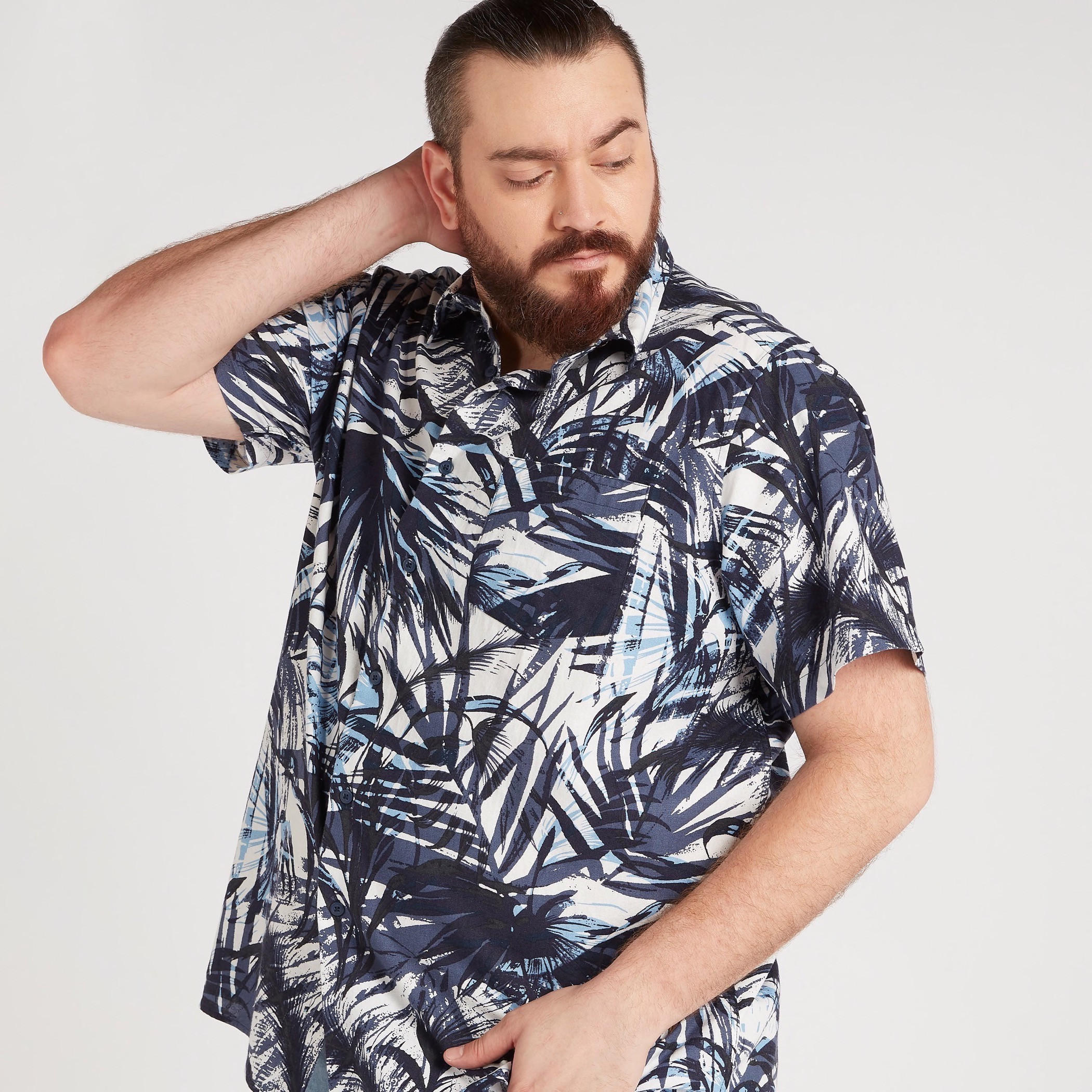 قميص بأكمام قصيرة وزر علوي وطبعات-men-clothing-shirts-image-5