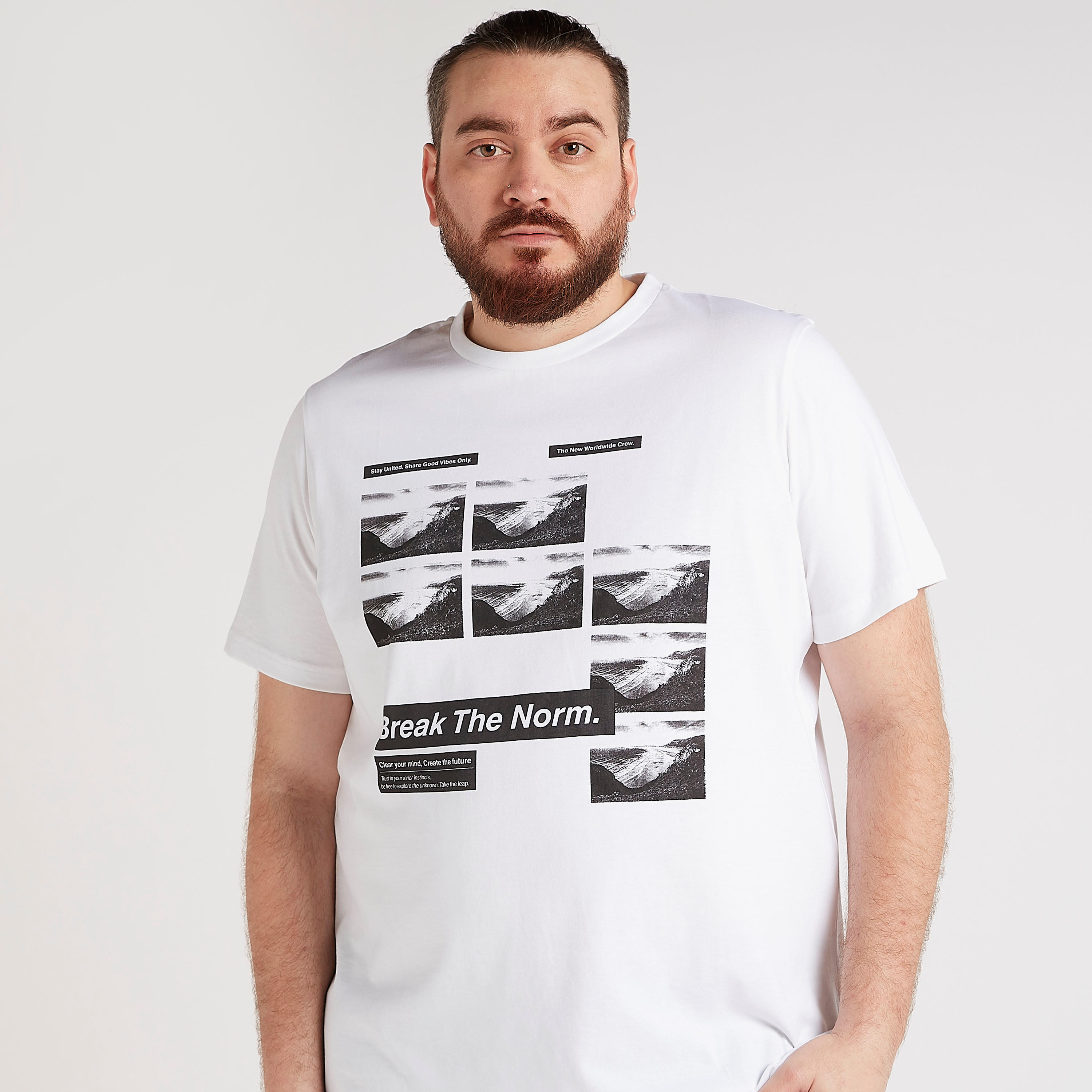 تيشيرت بياقة ضيقة وأكمام قصيرة وطبعات جَرافيك-men-clothing-tshirtsandpolos-tshirts-image-4