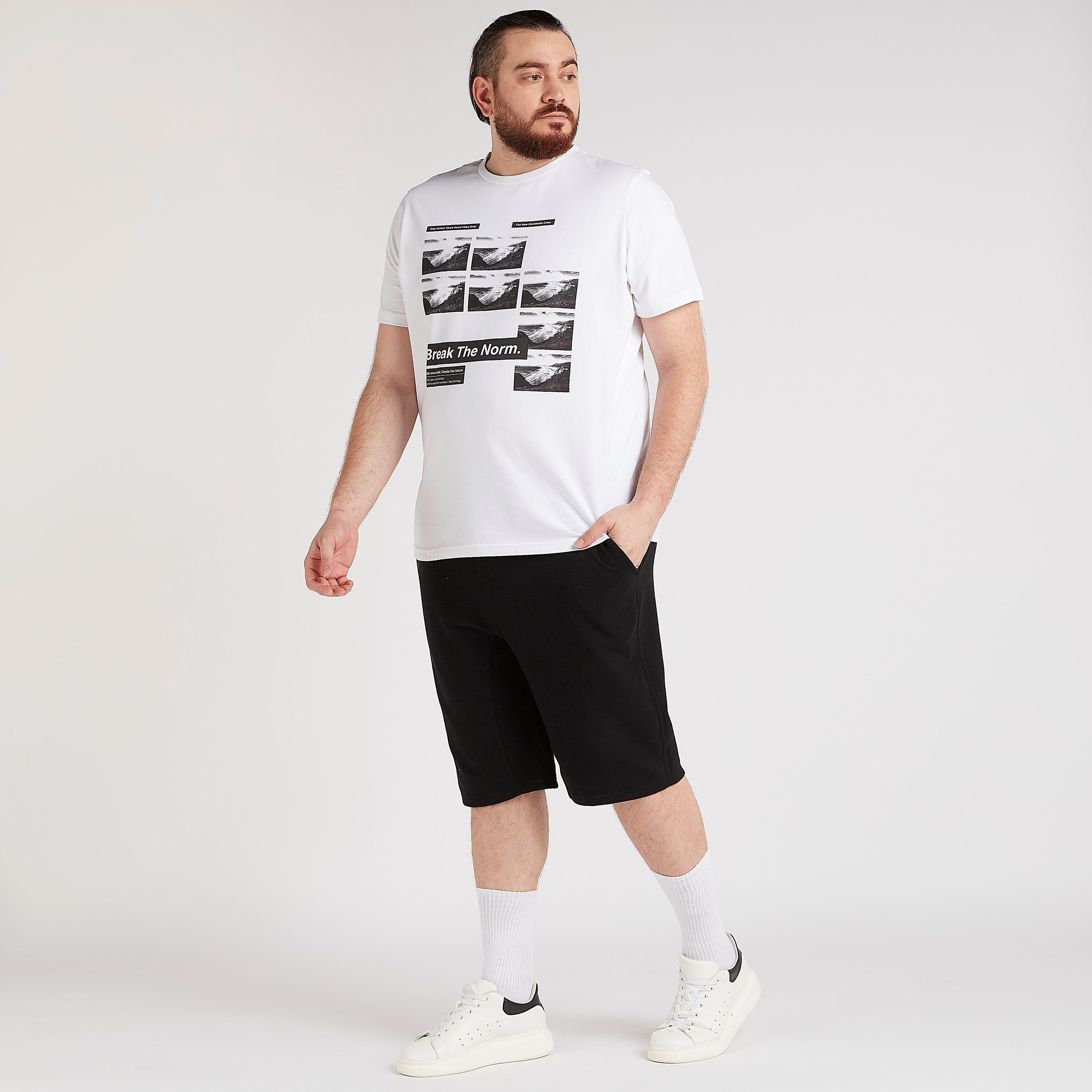 تيشيرت بياقة ضيقة وأكمام قصيرة وطبعات جَرافيك-men-clothing-tshirtsandpolos-tshirts-image-3