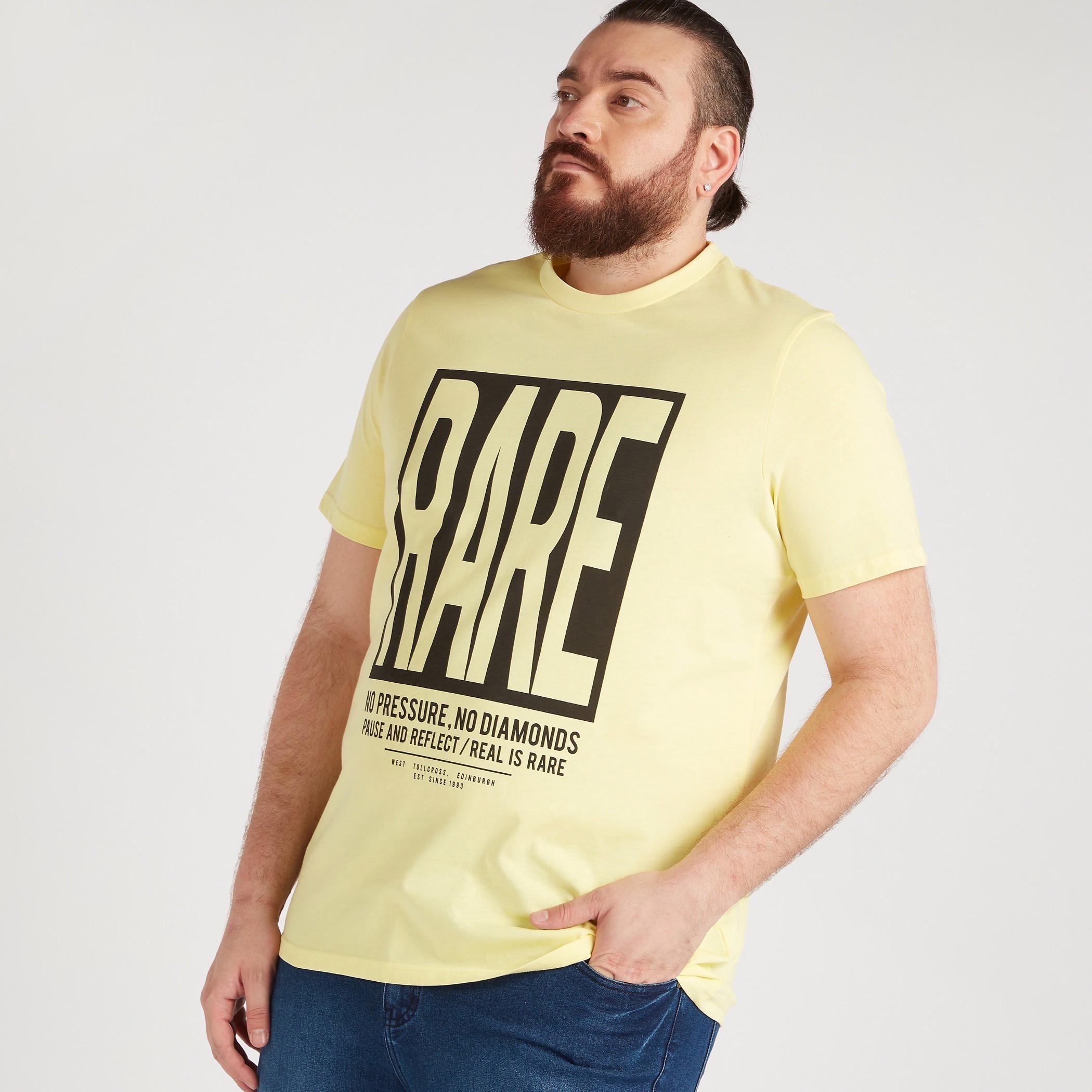 تيشيرت بياقة ضيّقة وأكمام قصيرة وطبعات تايبوجرافيك-men-clothing-tshirtsandpolos-tshirts-image-1