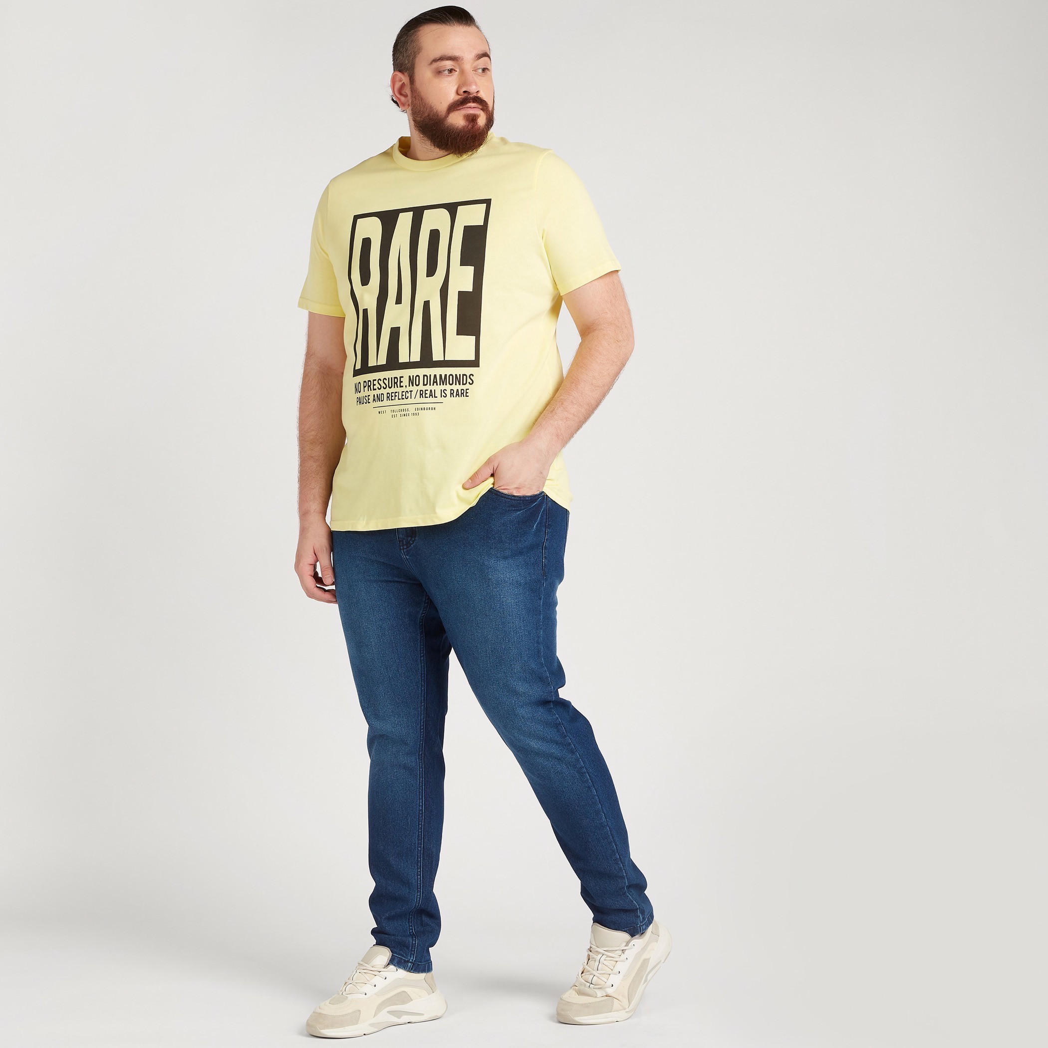 تيشيرت بياقة ضيّقة وأكمام قصيرة وطبعات تايبوجرافيك-men-clothing-tshirtsandpolos-tshirts-image-2